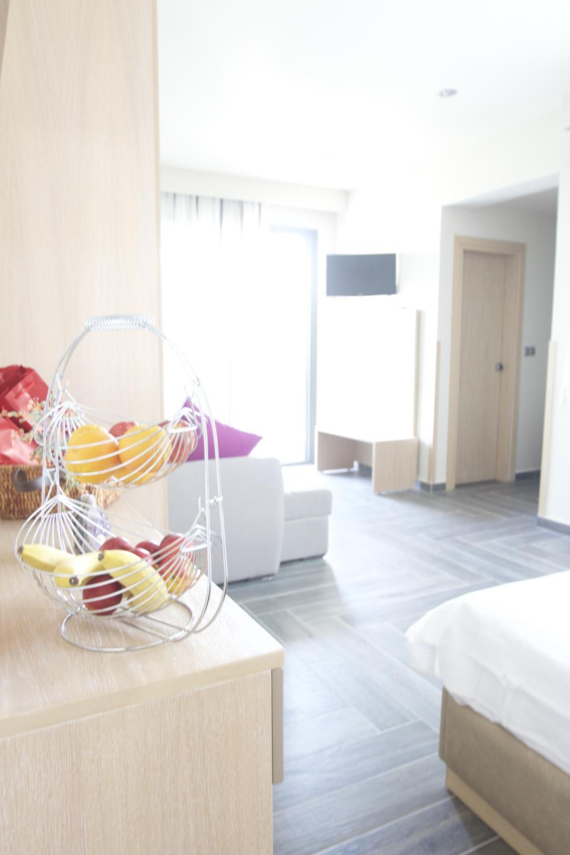 Suite with Garden View - Free Car Parking Spot - Photo 5