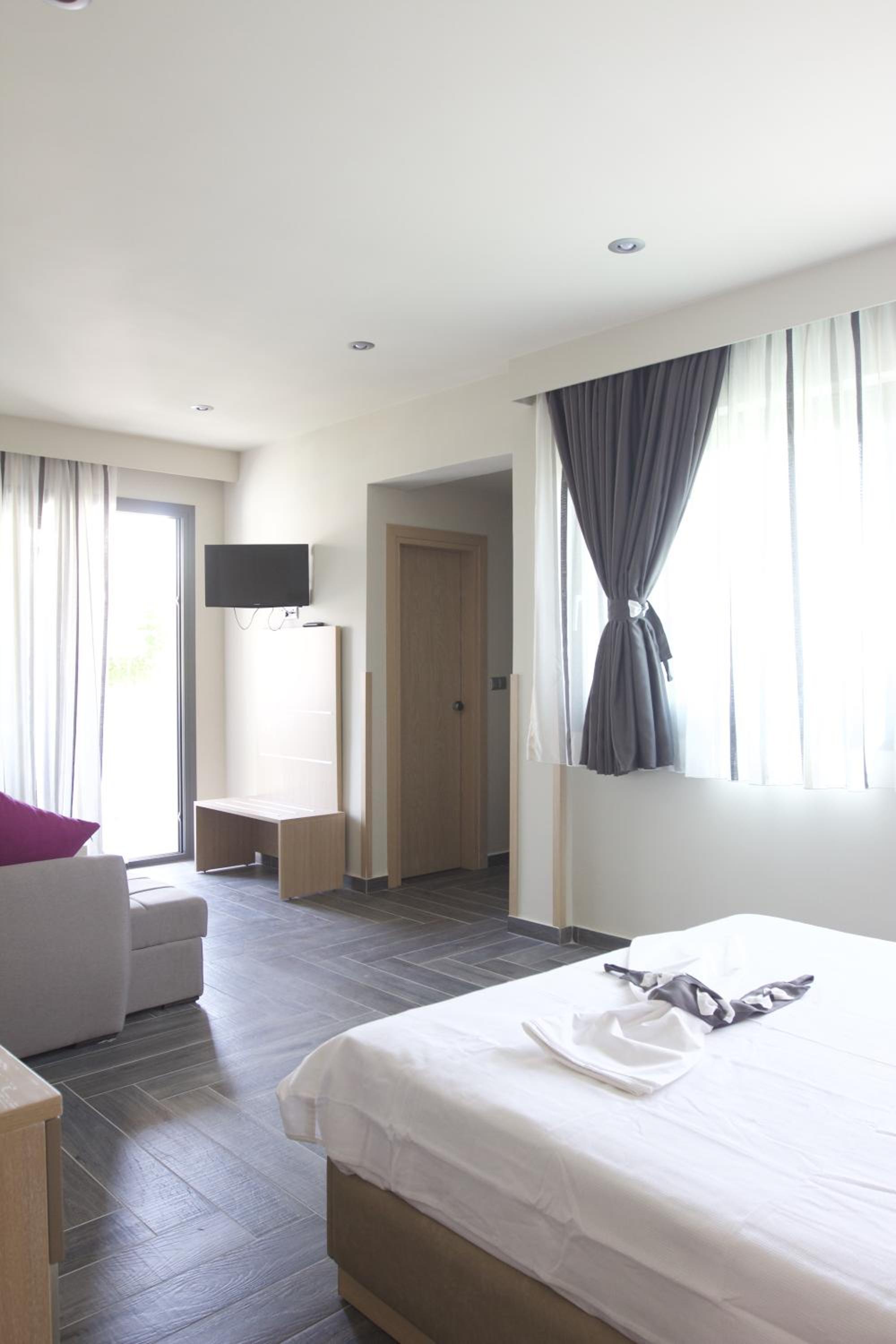 Suite with Garden View - Free Car Parking Spot - Photo 10