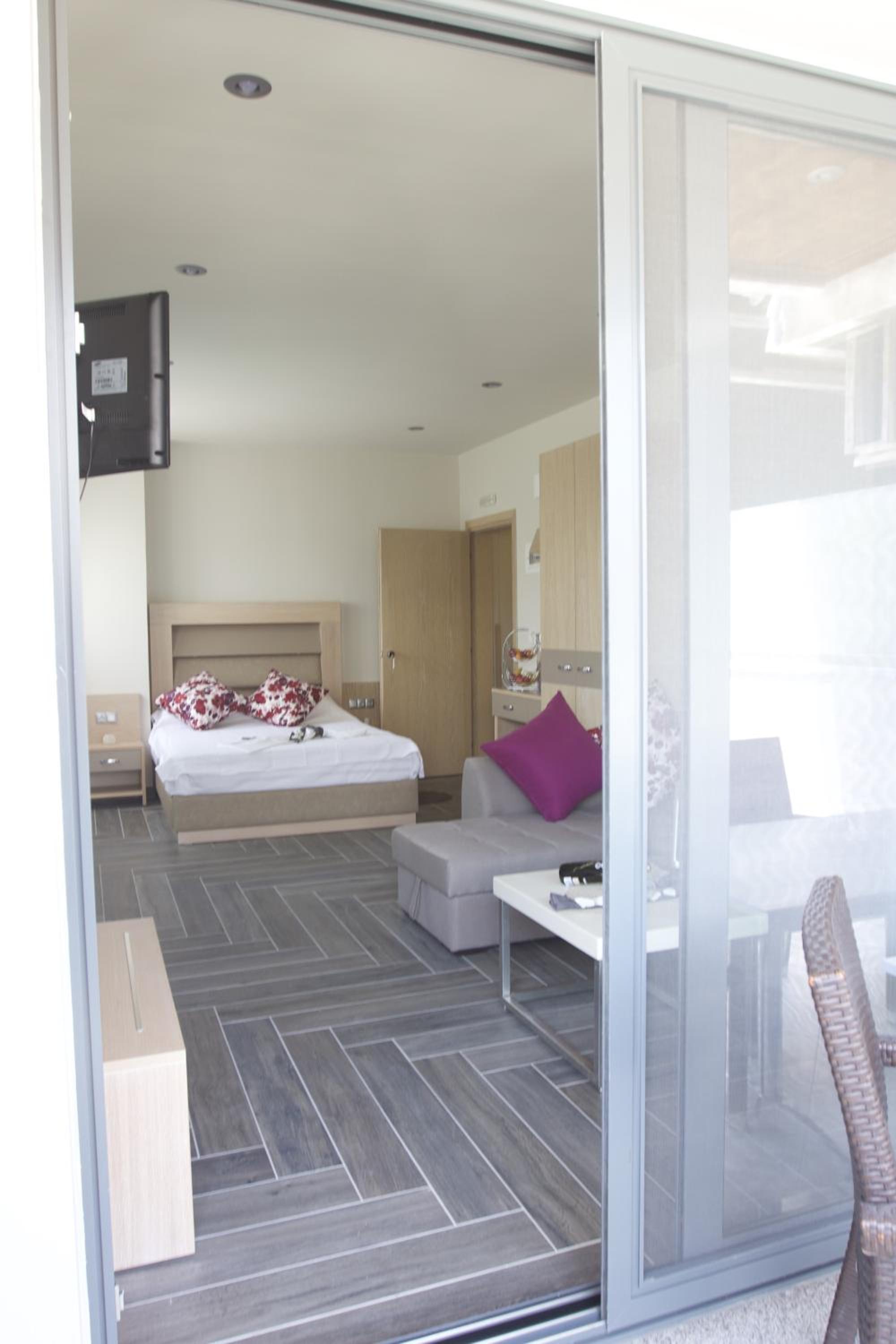 Suite with Garden View - Free Car Parking Spot - Photo 11