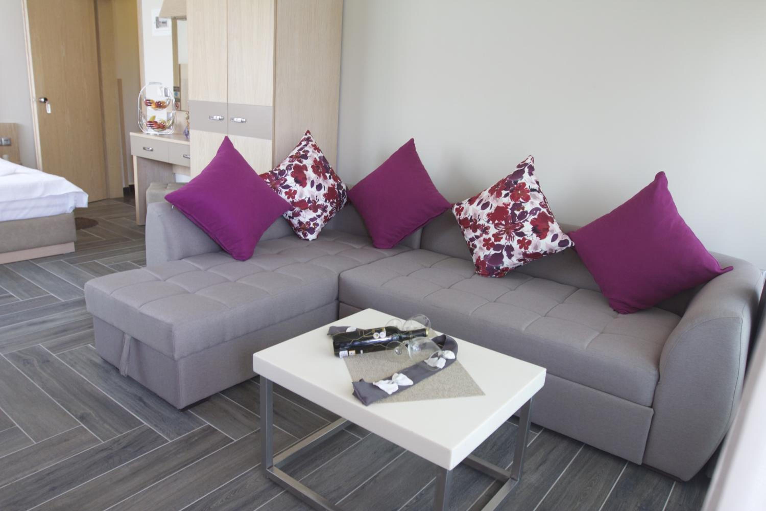 Suite with Garden View - Free Car Parking Spot - Photo 9