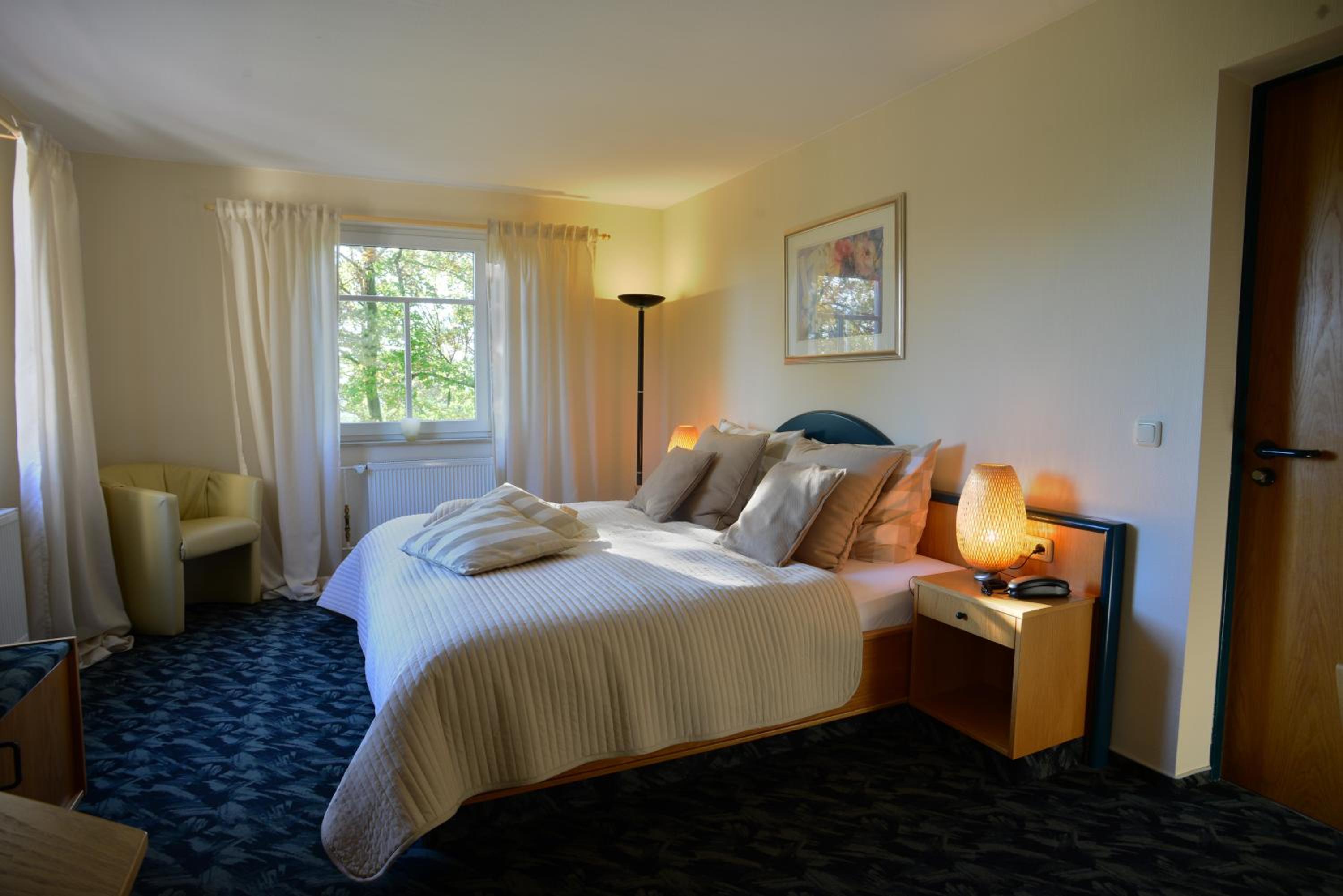 Large Double Room - Photo 1