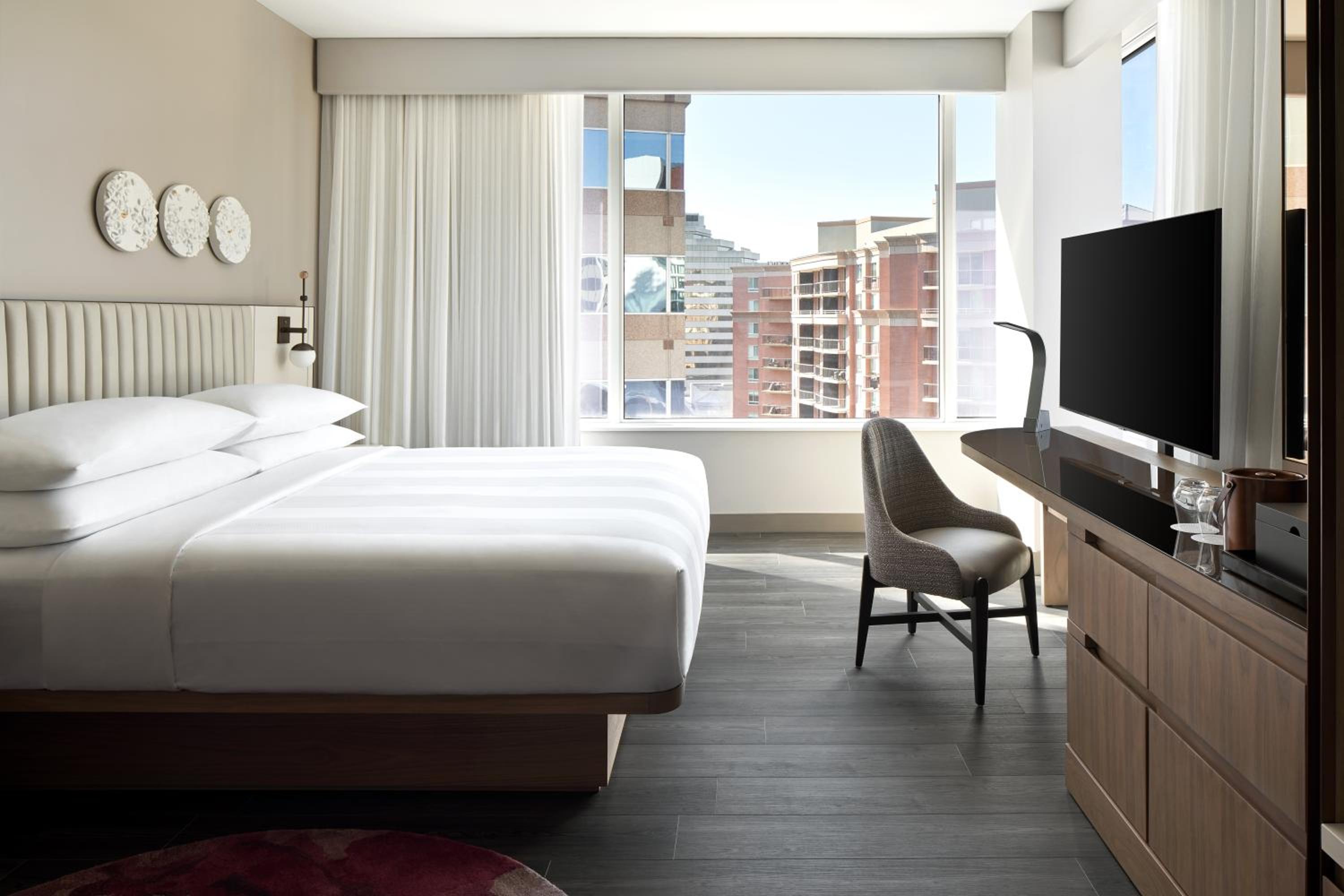 Guest room, 1 King, City view, Corner room - Photo 1