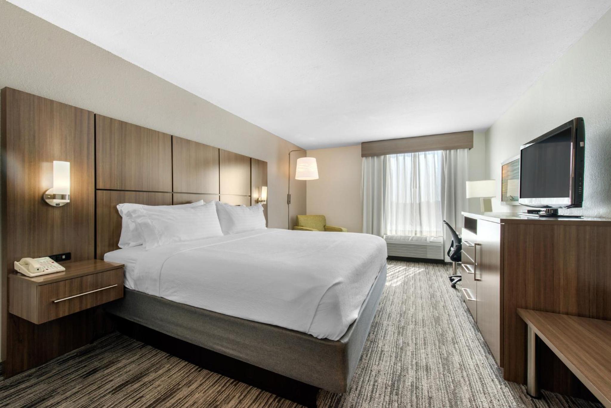 Standard King Room - Photo 11