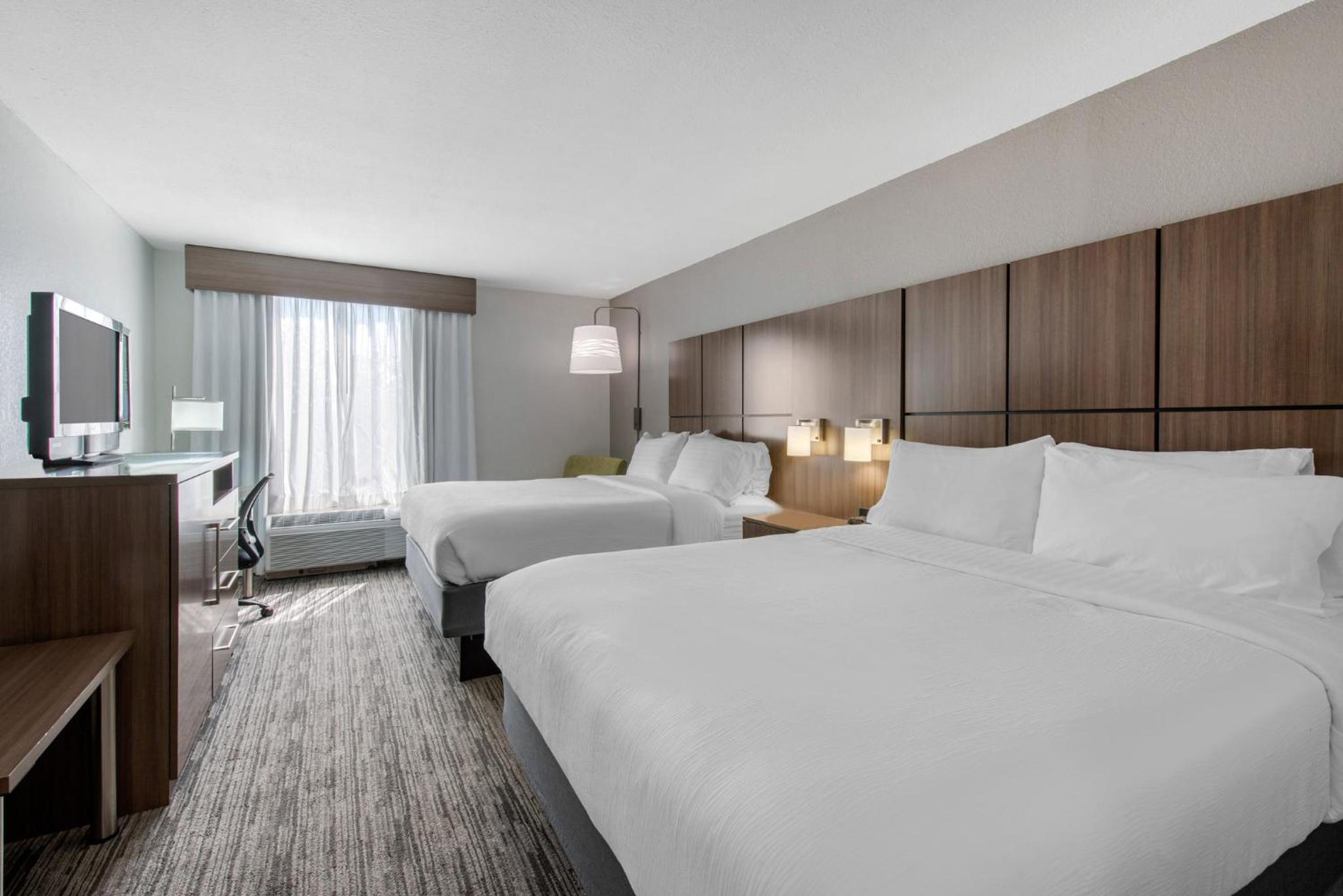 Standard Queen Room with Two Queen Beds - Photo 5