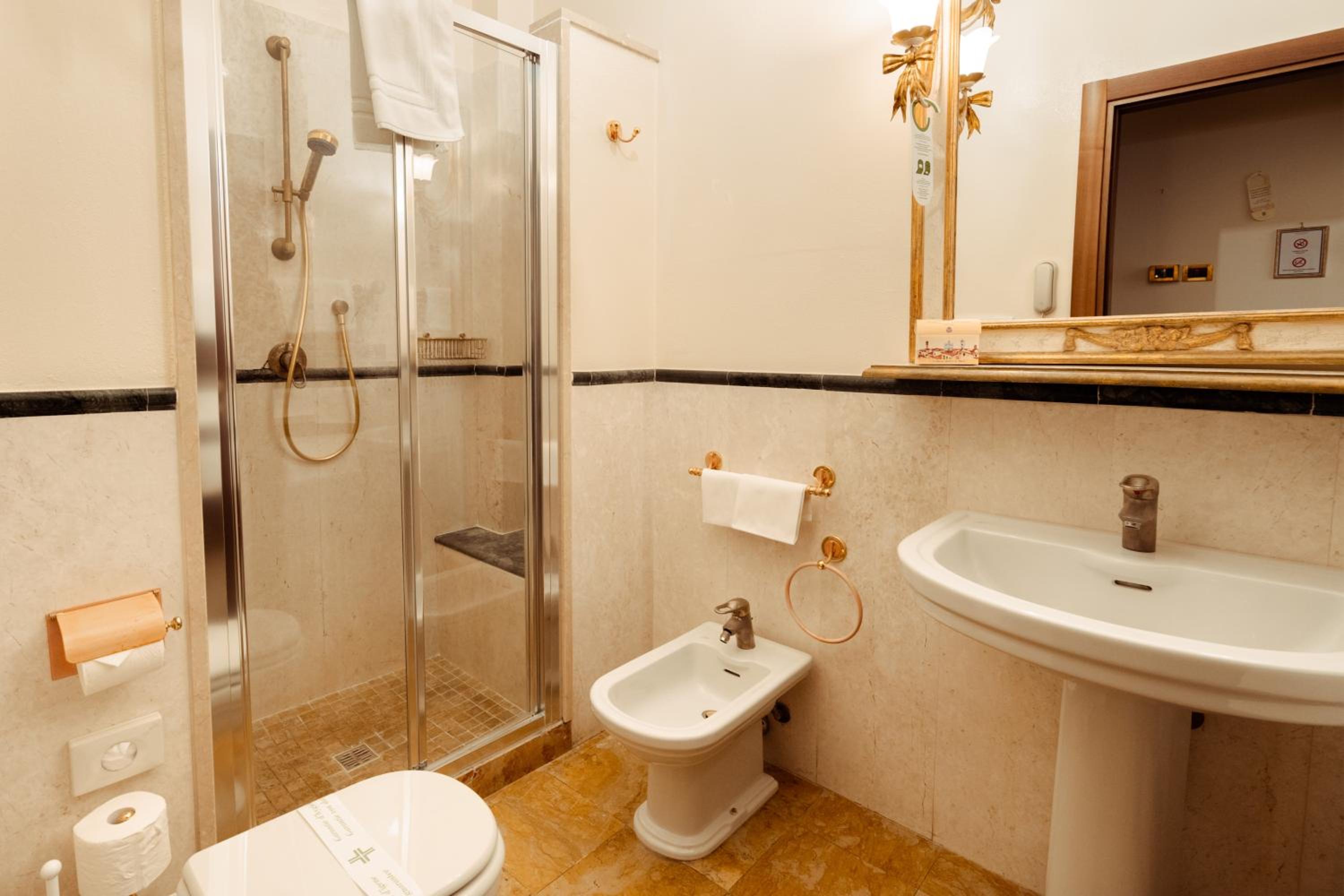 Double or Twin Room - Photo 8