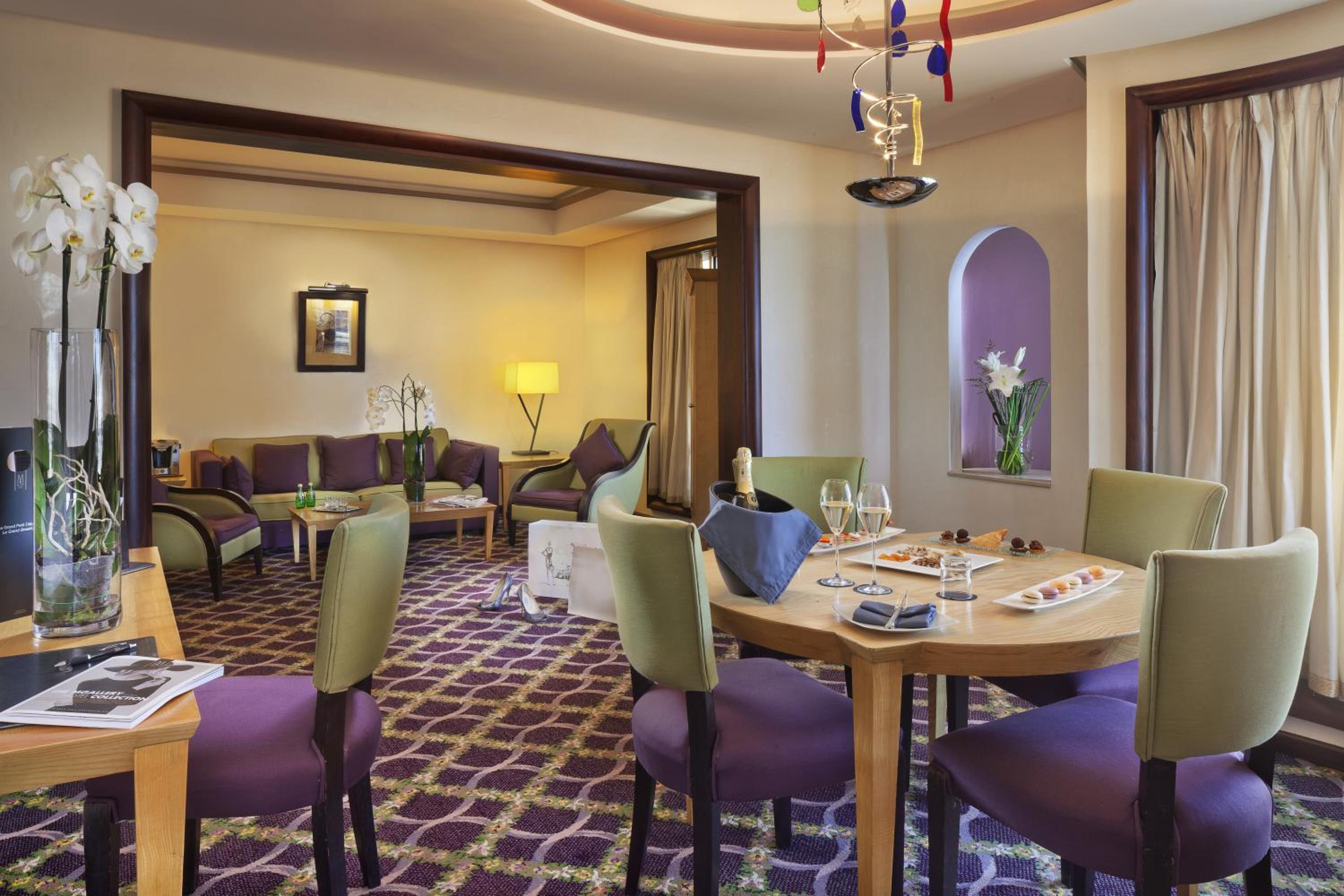 Deluxe King Suite photo 3