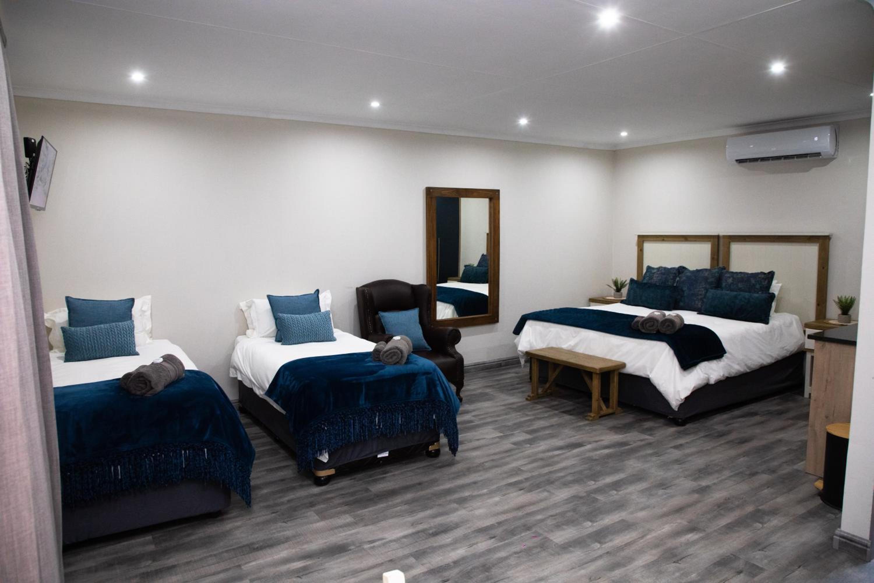 Family Room - Photo 2