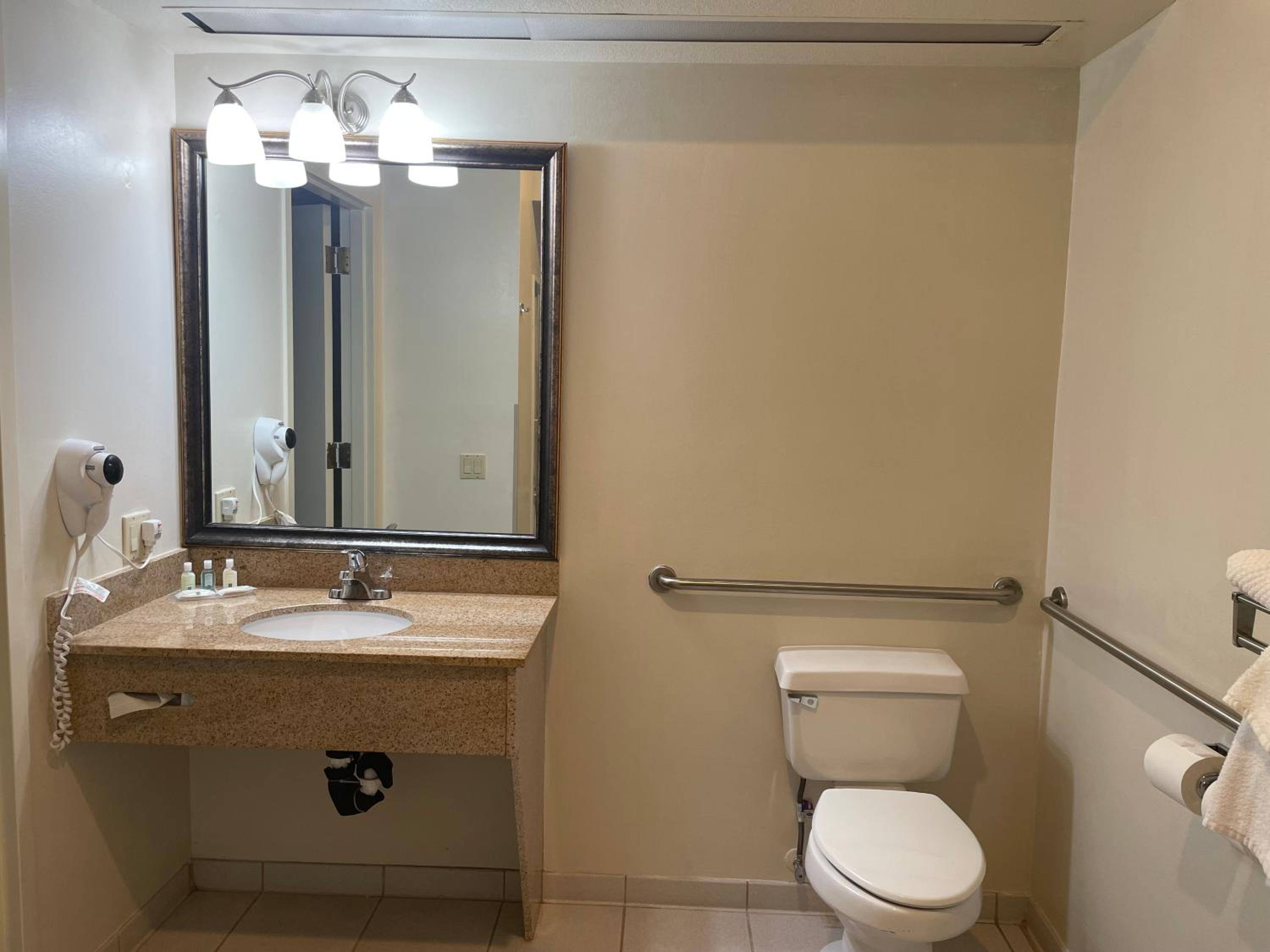 Queen Room with Two Queen Beds - Accessible/Non-Smoking  - Photo 5