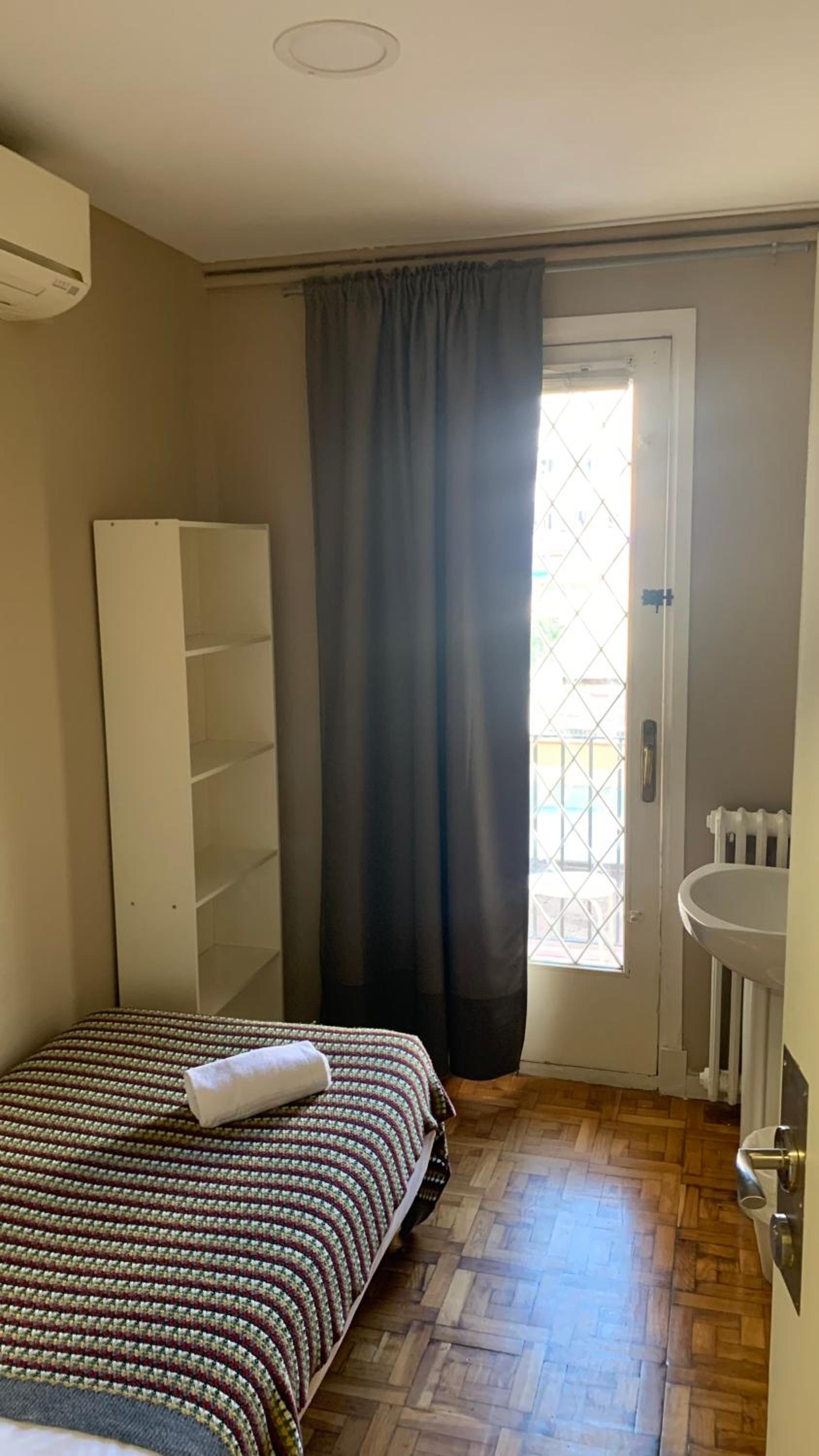 Single Room with Shared Bathroom photo 3