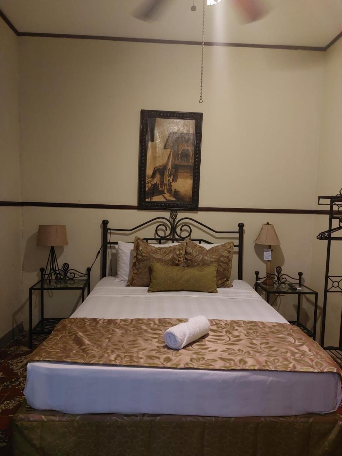 Queen Room photo 2
