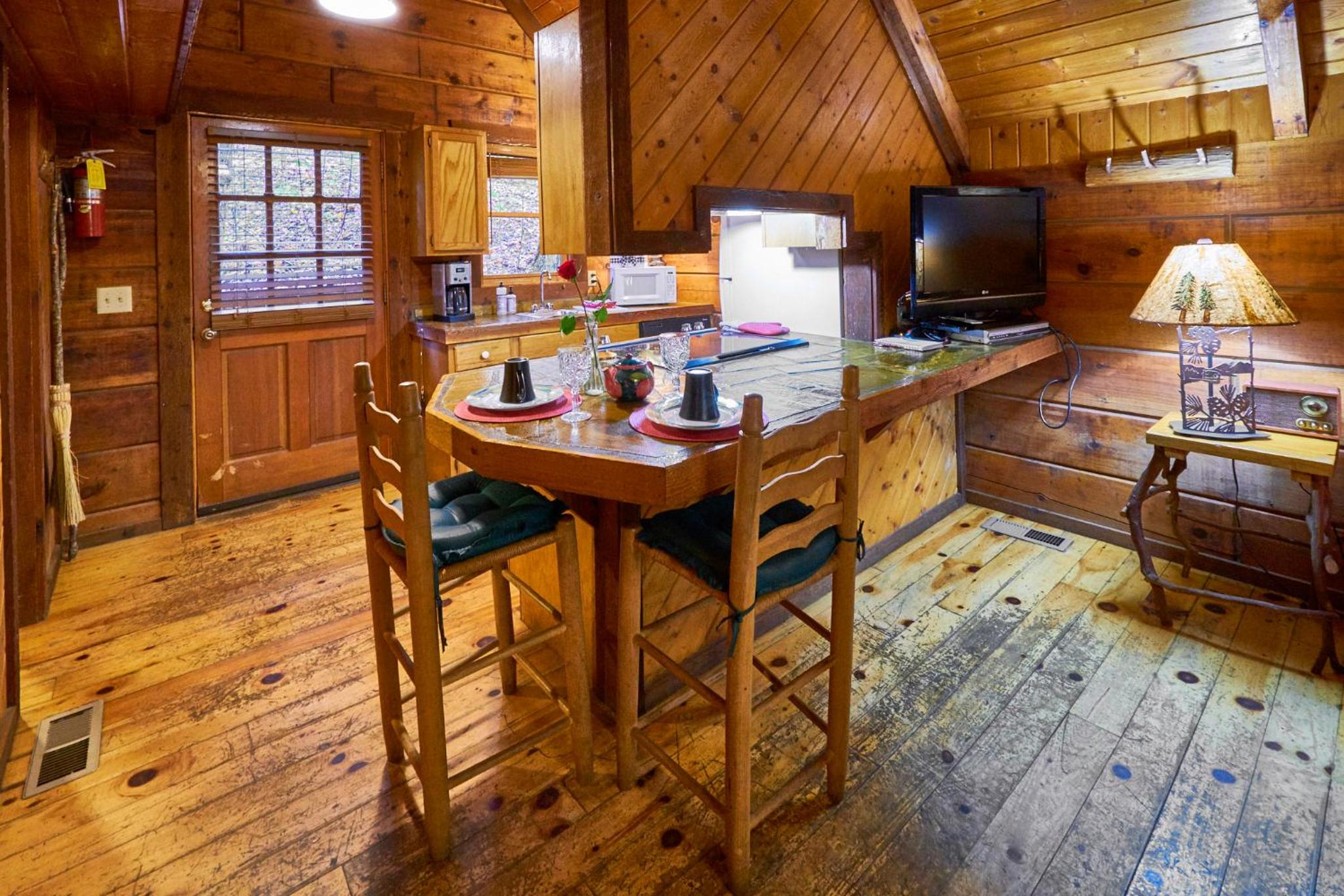 Gatlinburg Area Hottub Cabin - Teaberry photo 3