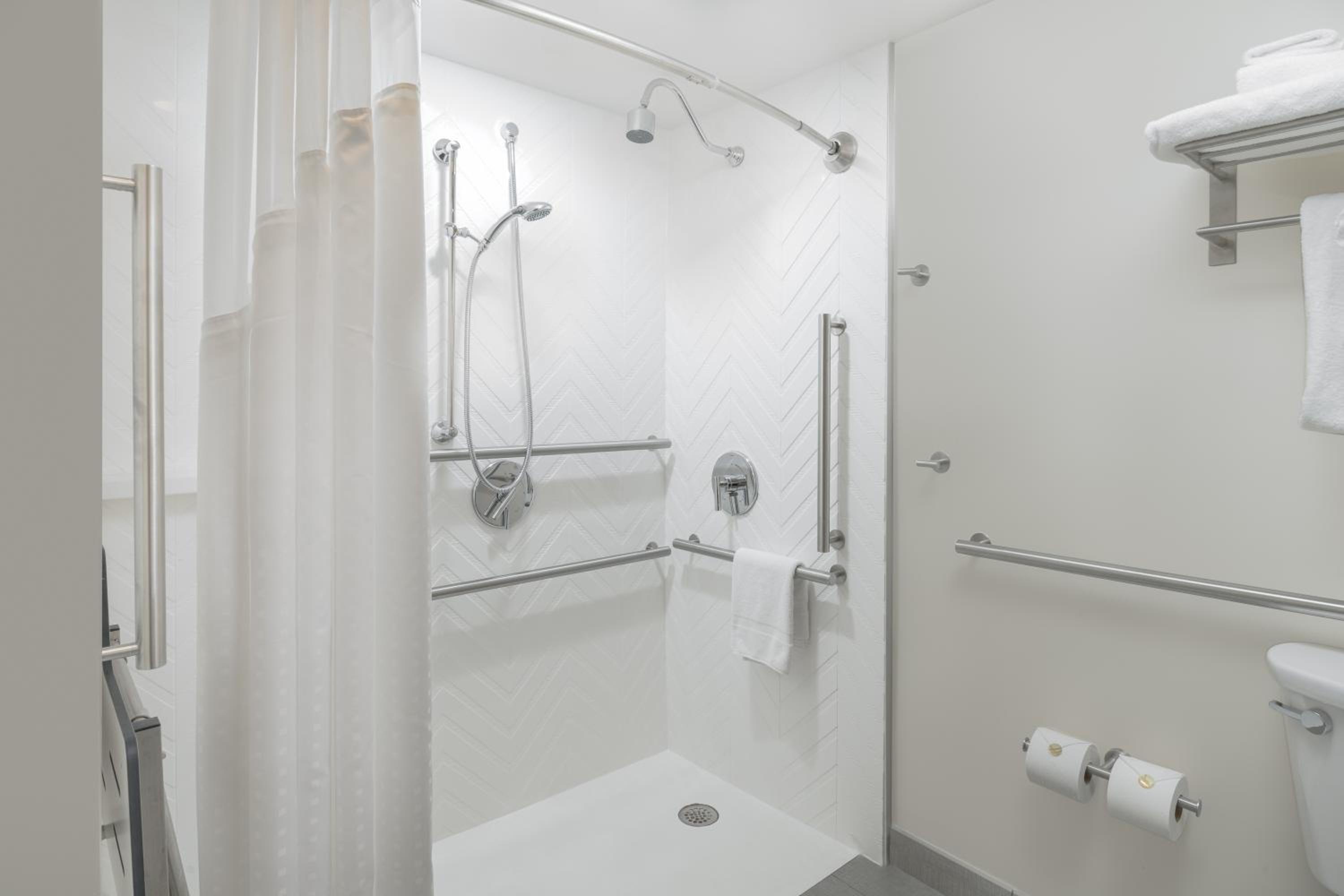One Queen Bed Hear Access Roll In Shower - Non-Smoking - Photo 2