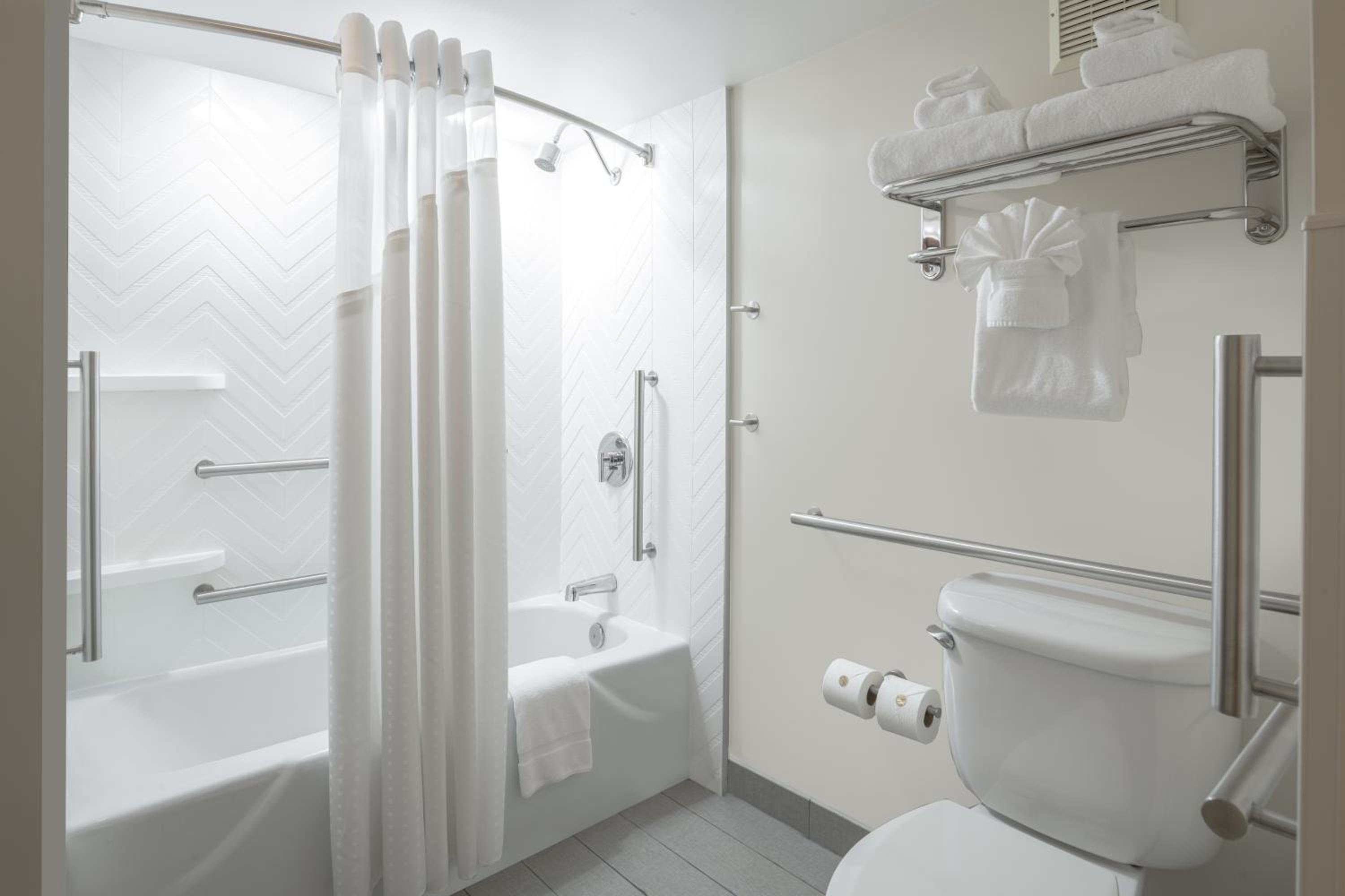 Standard King Room with Mobility Accessible Tub - Photo 2