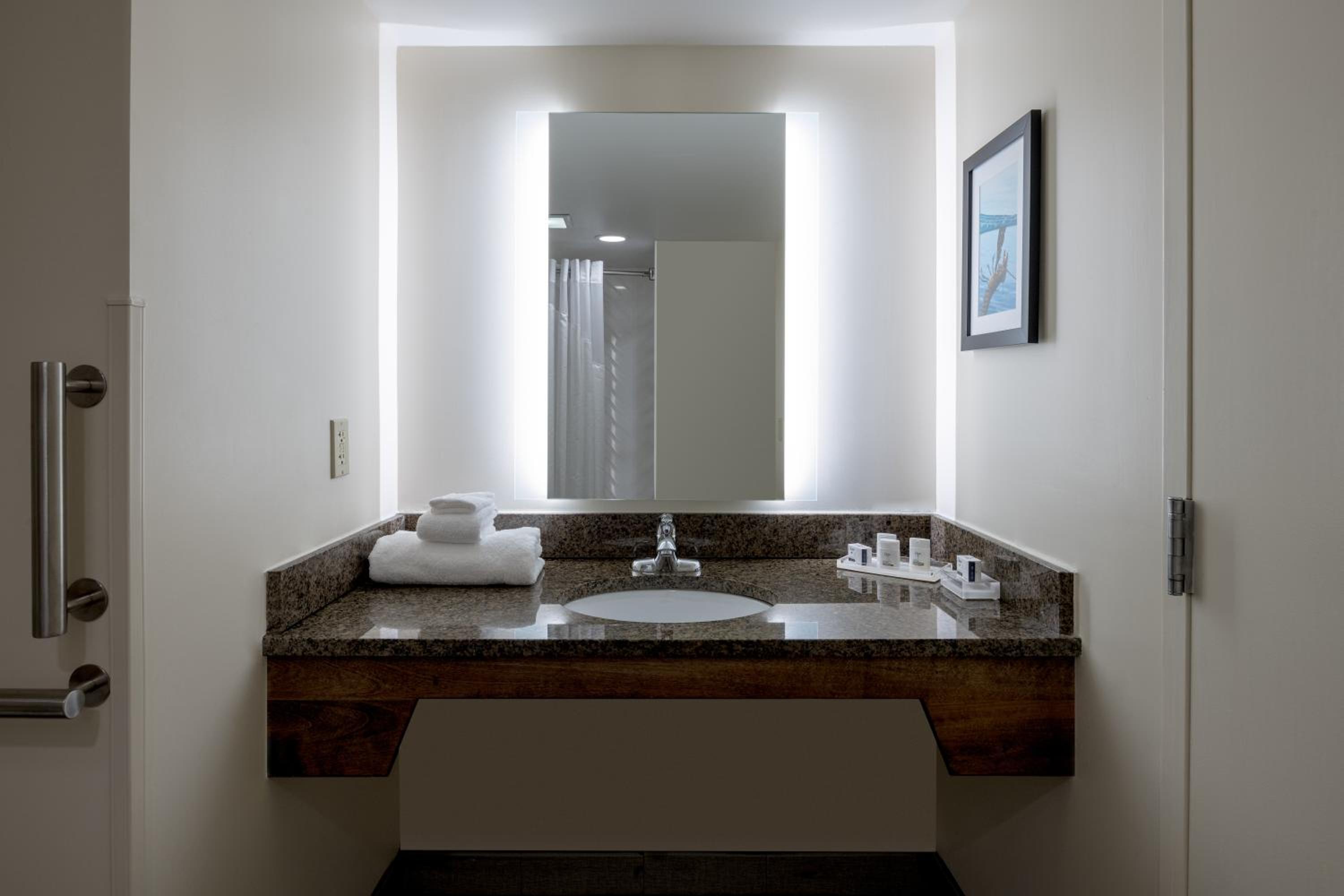 Standard King Room with Mobility Accessible Tub - Photo 4