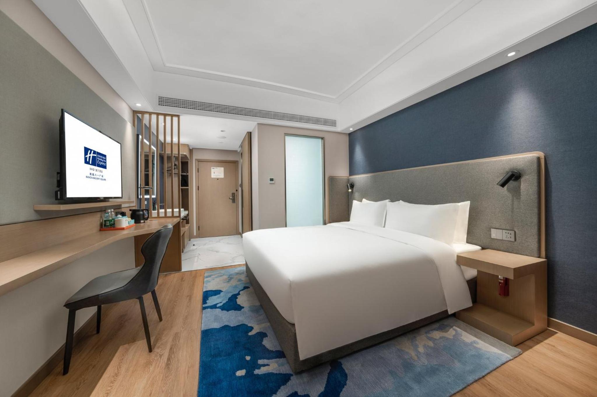 Standard King Room with City View - Photo 4