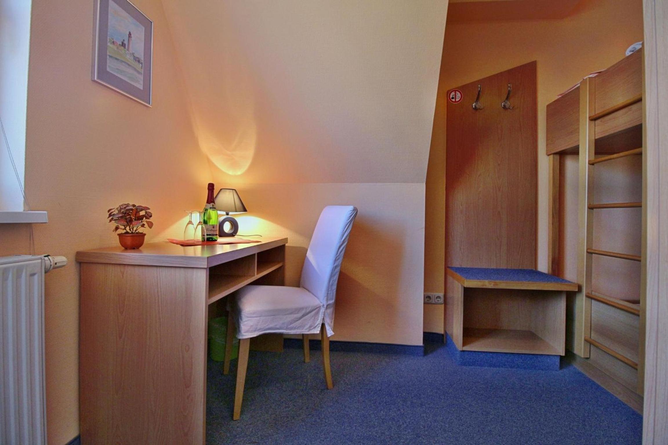 Double Room with Bunk Bed photo 3