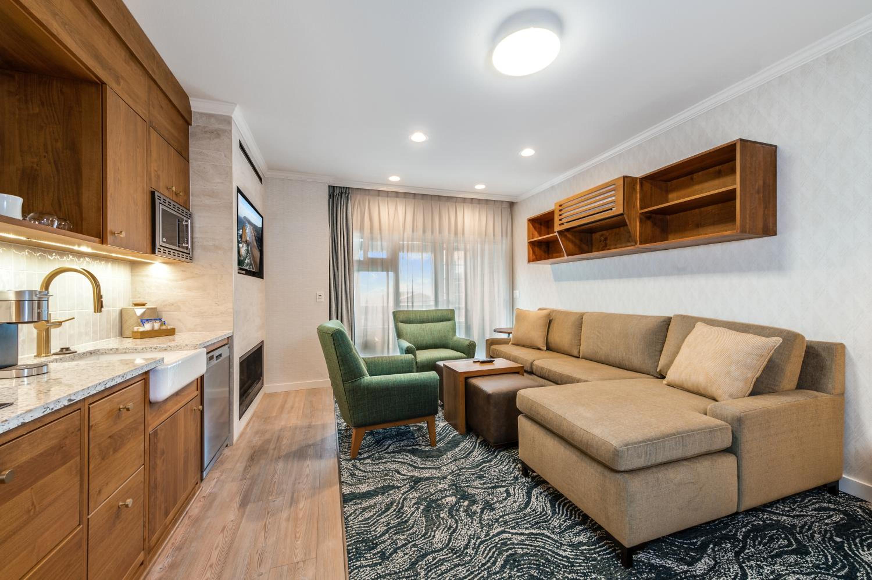 Pet Friendly Pacific Suites Two King (Non-View) photo 1