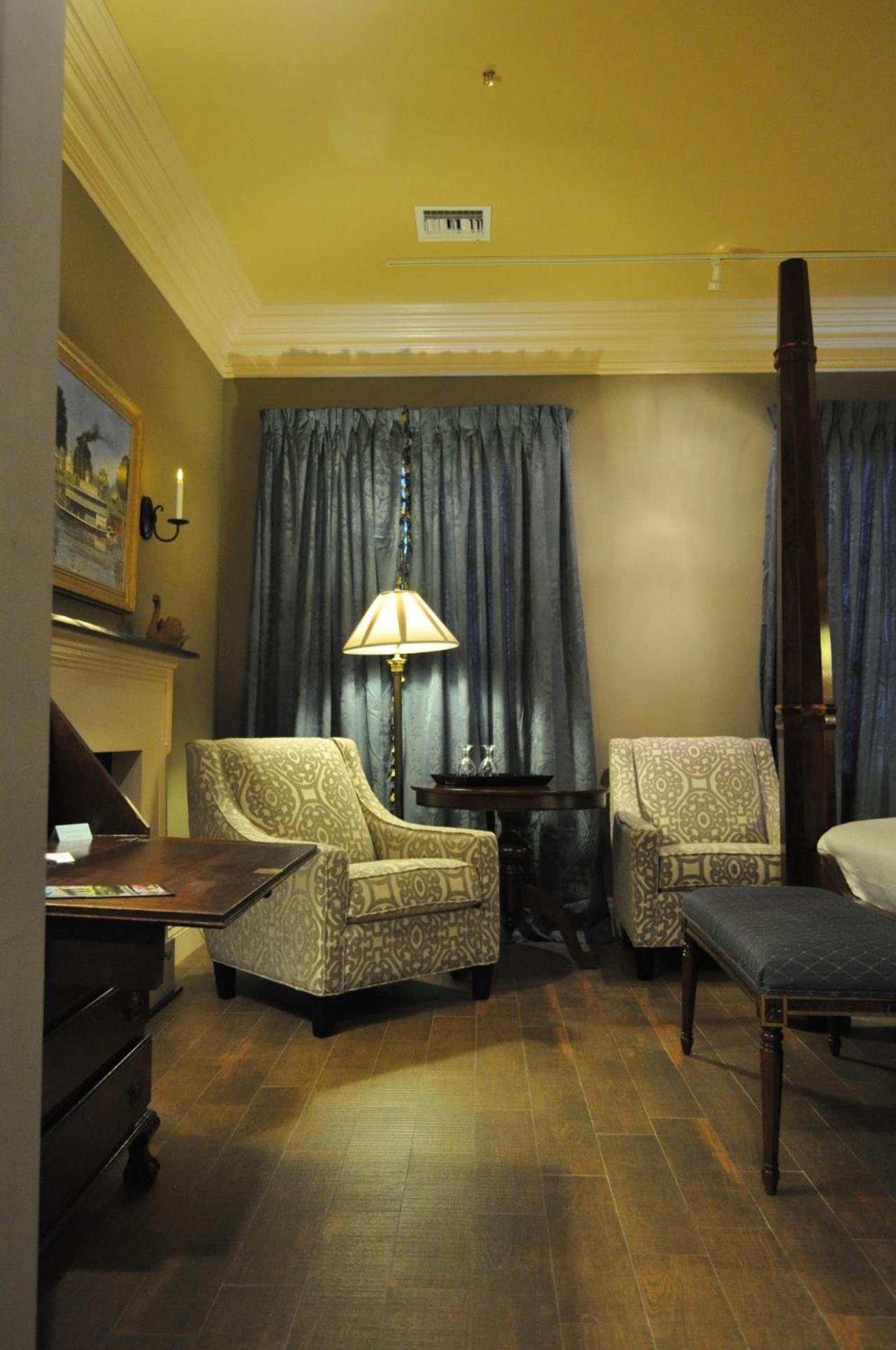 Queen Room photo 2