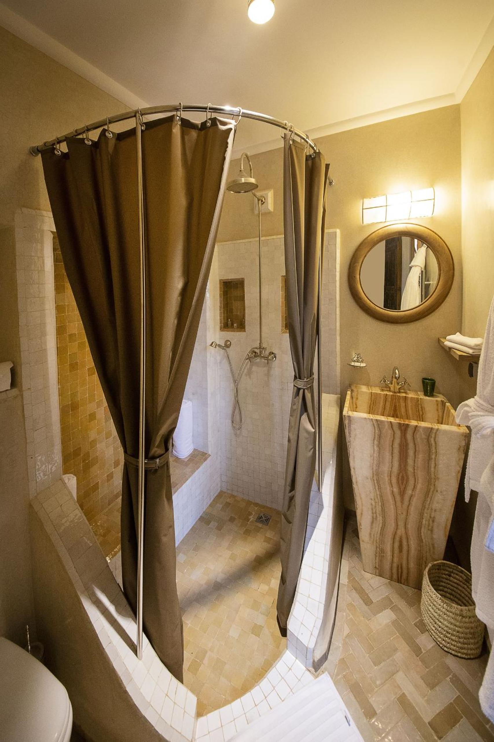 Double Room with Private Bathroom - Photo 5