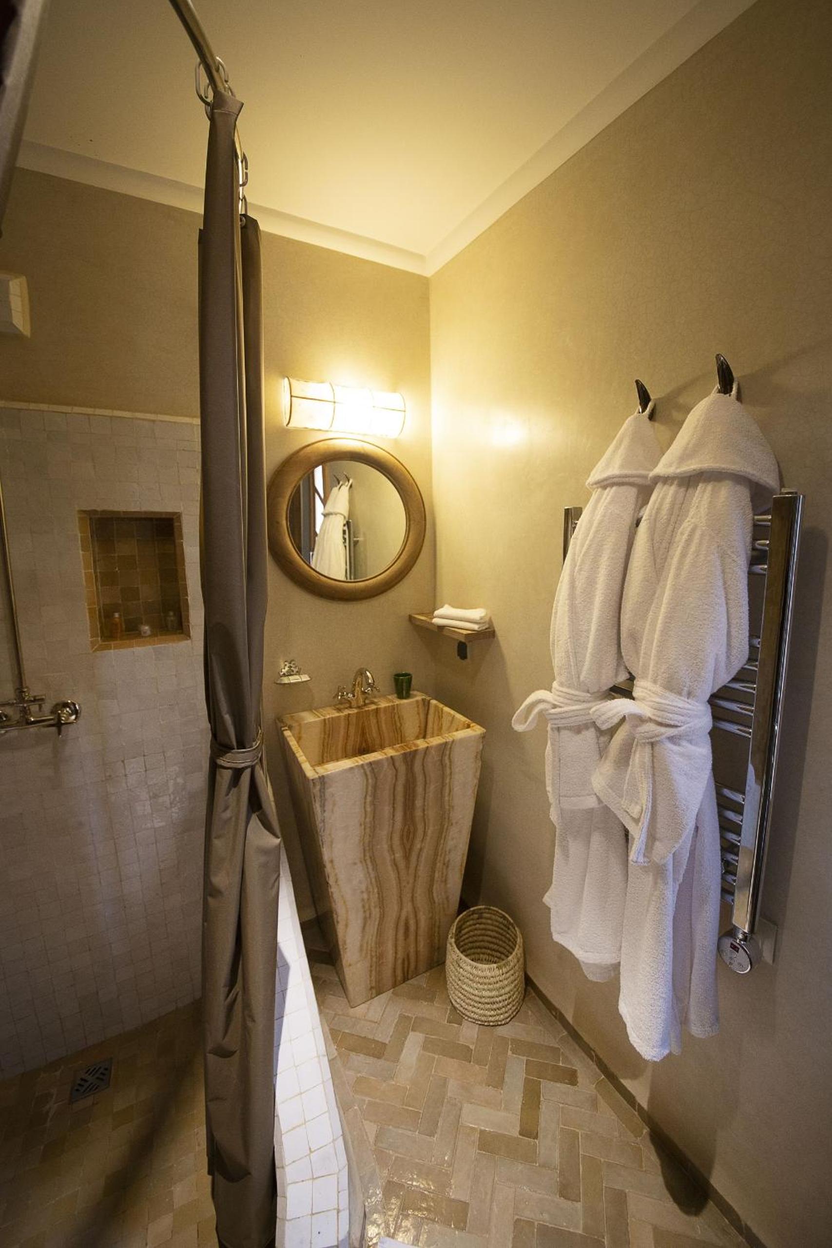 Double Room with Private Bathroom - Photo 4