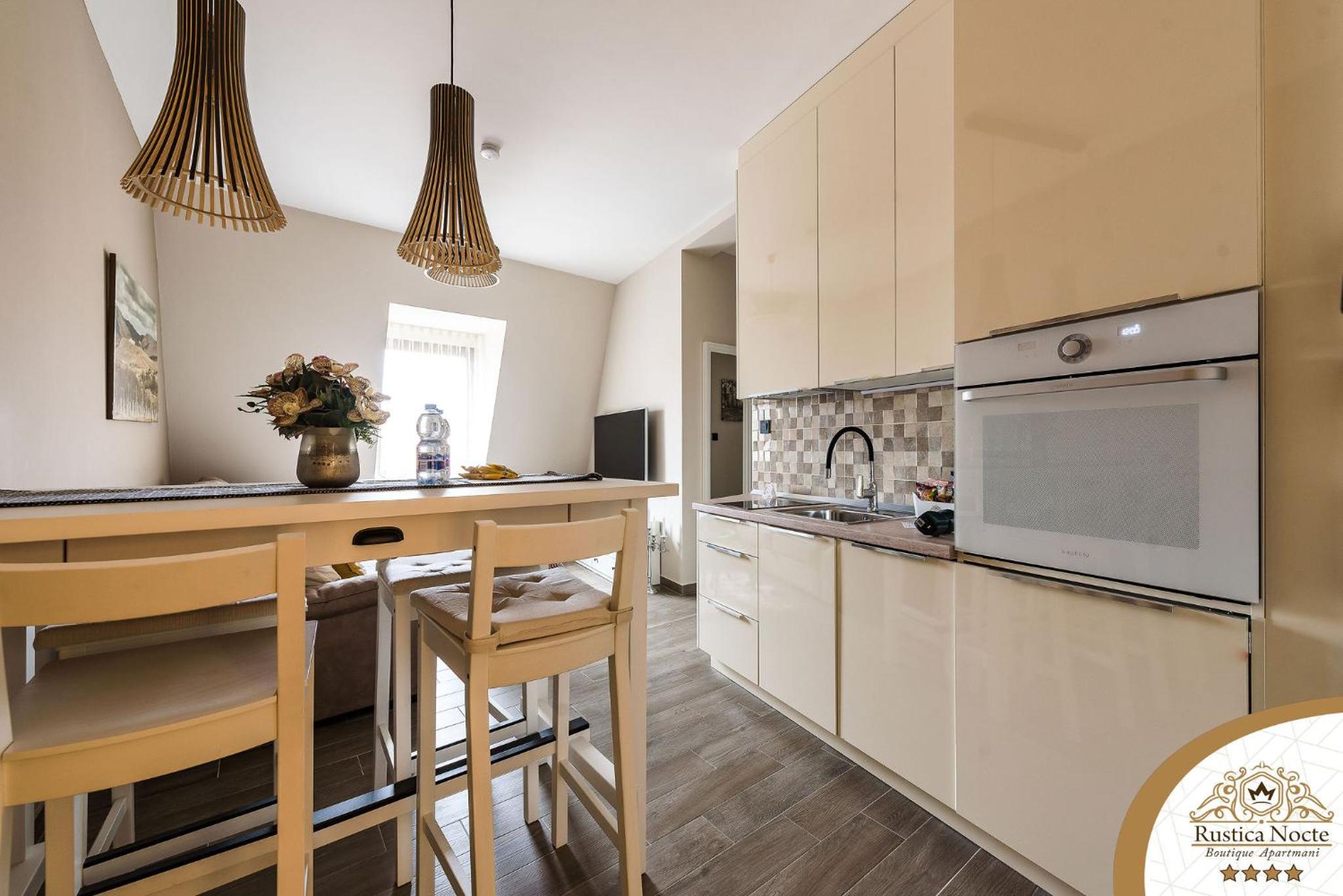 Deluxe Two-Bedroom Apartment with City View - Photo 21