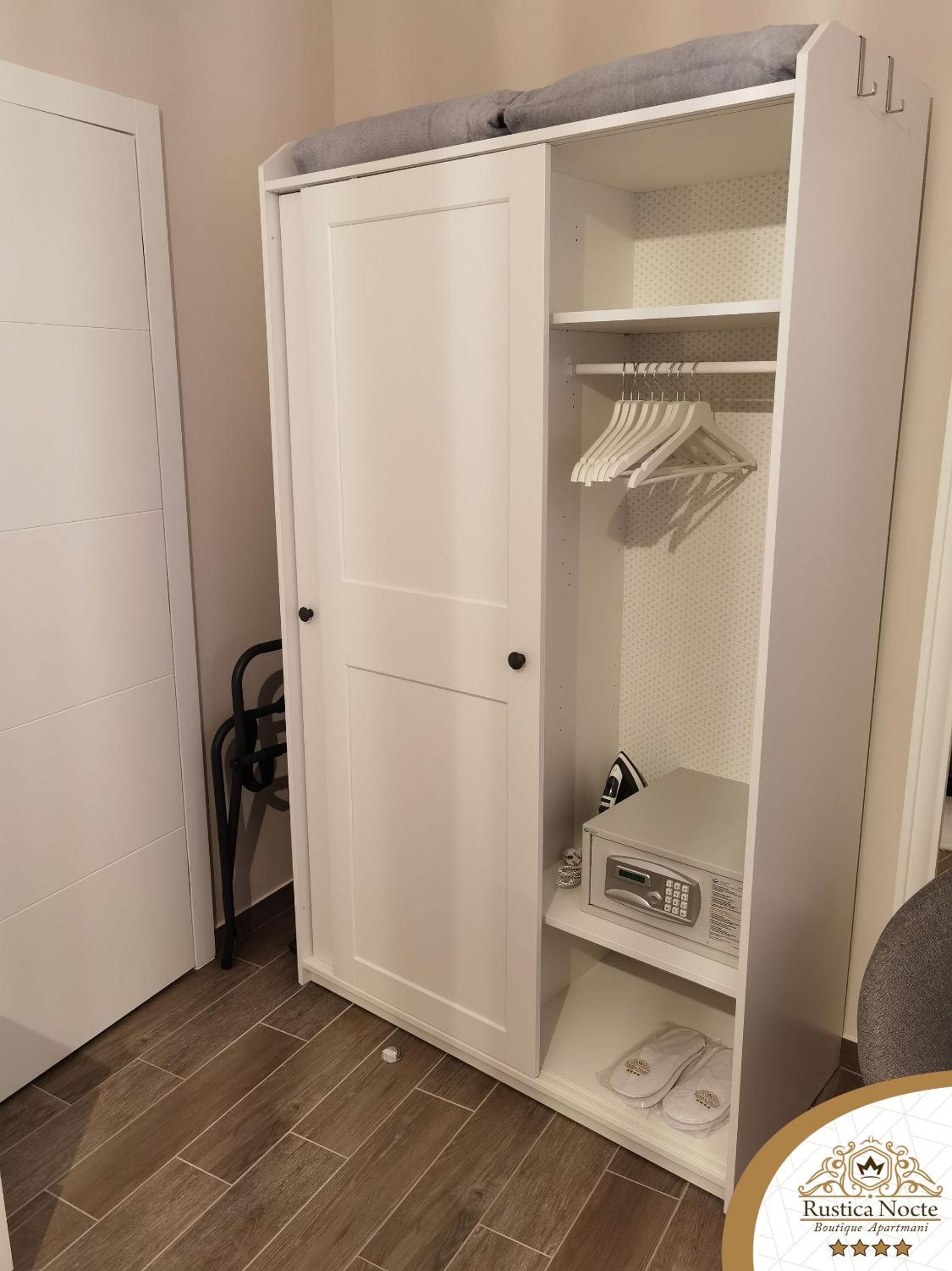 Deluxe Two-Bedroom Apartment with City View - Photo 33