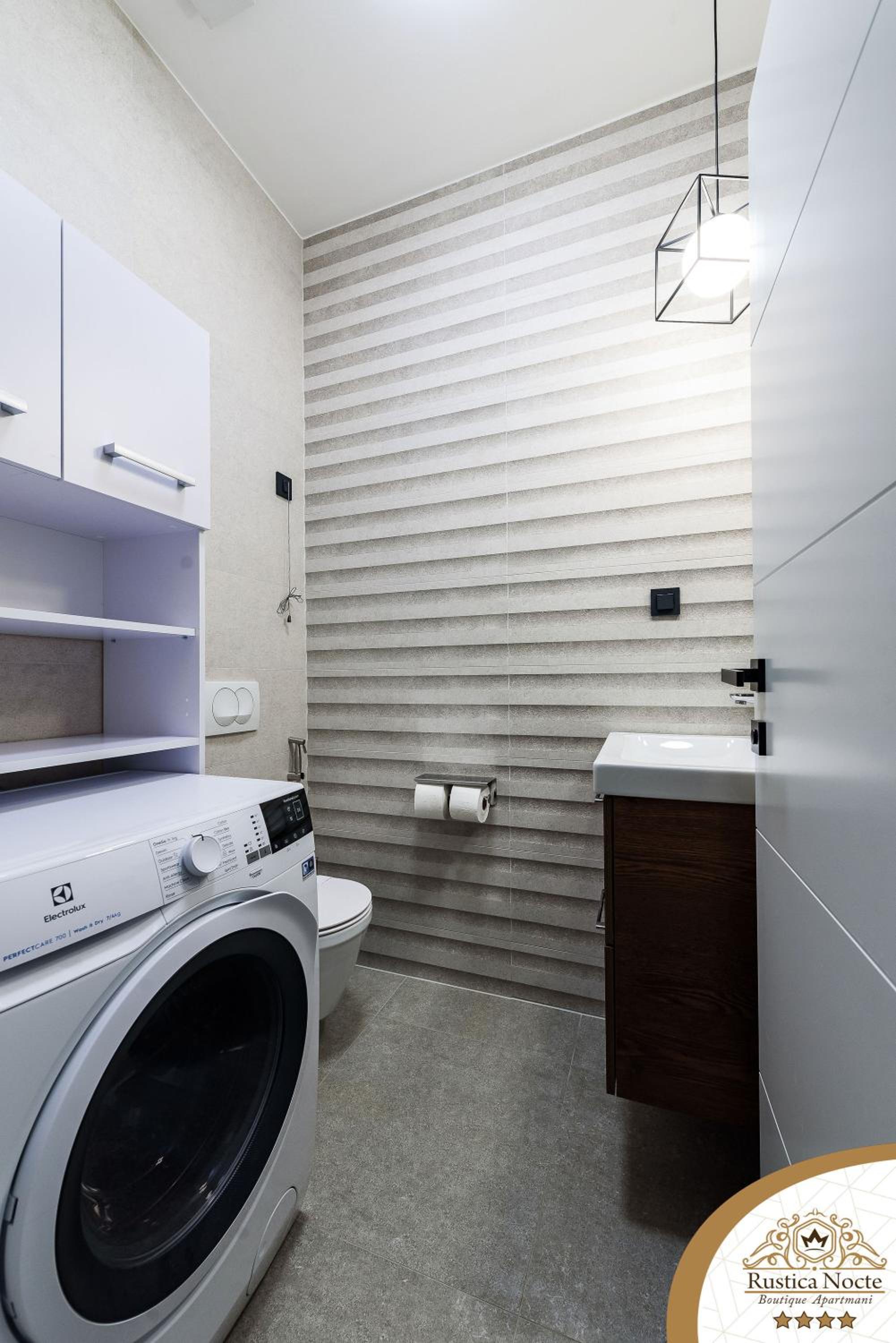 Deluxe Two-Bedroom Apartment with City View - Photo 25