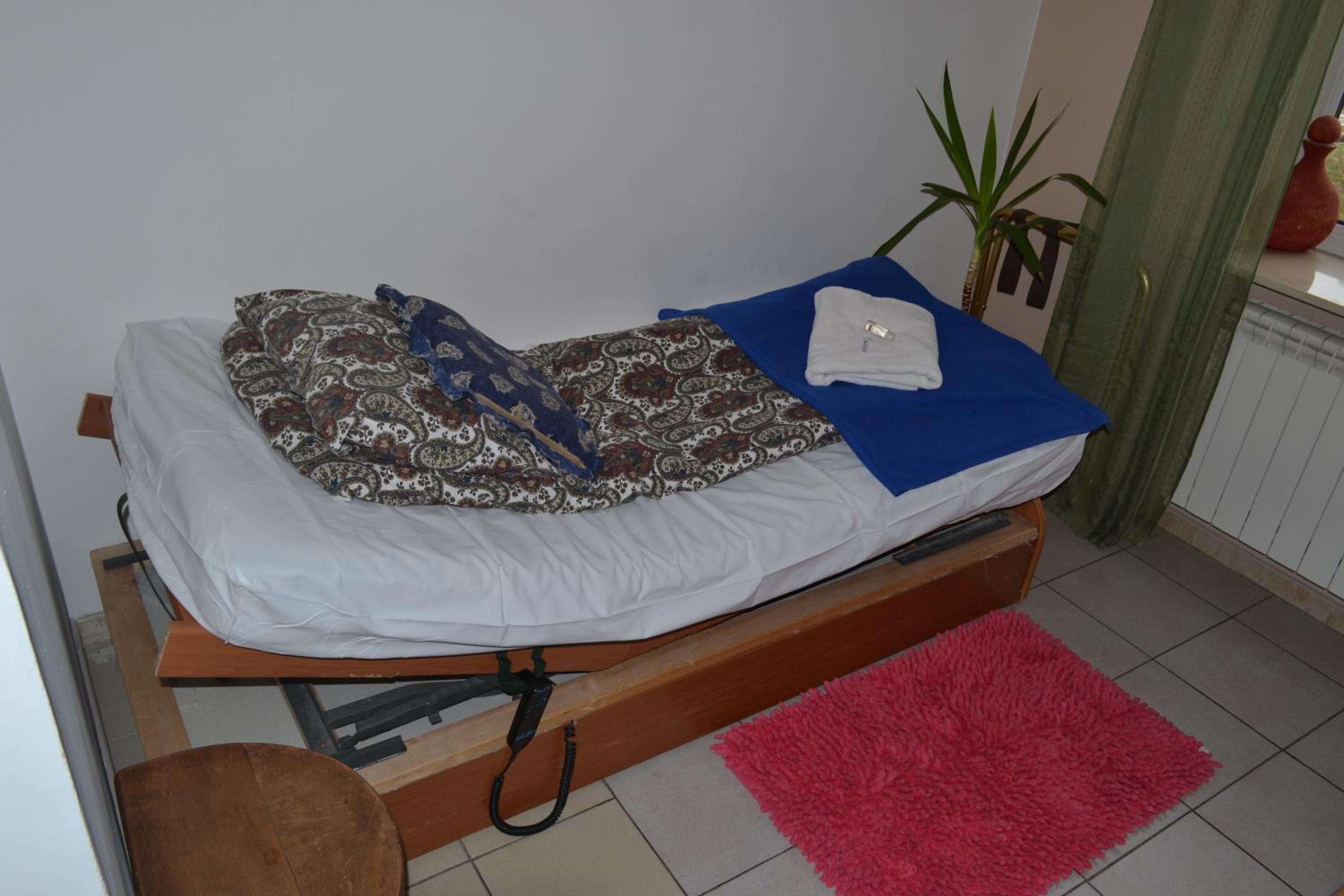 Single Room with Private Bathroom photo 3