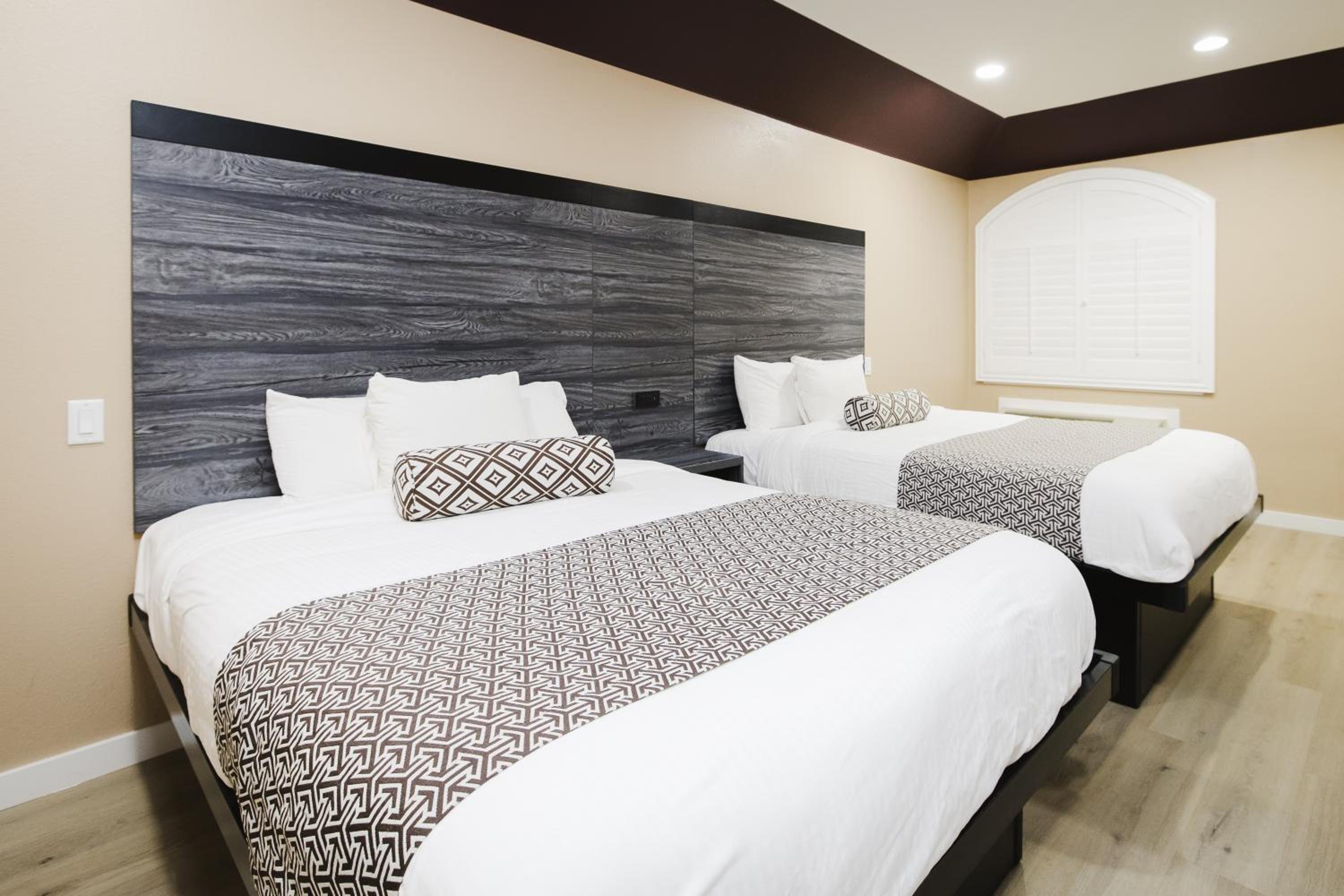 Queen Room with Two Queen Beds - Smoking - Photo 2