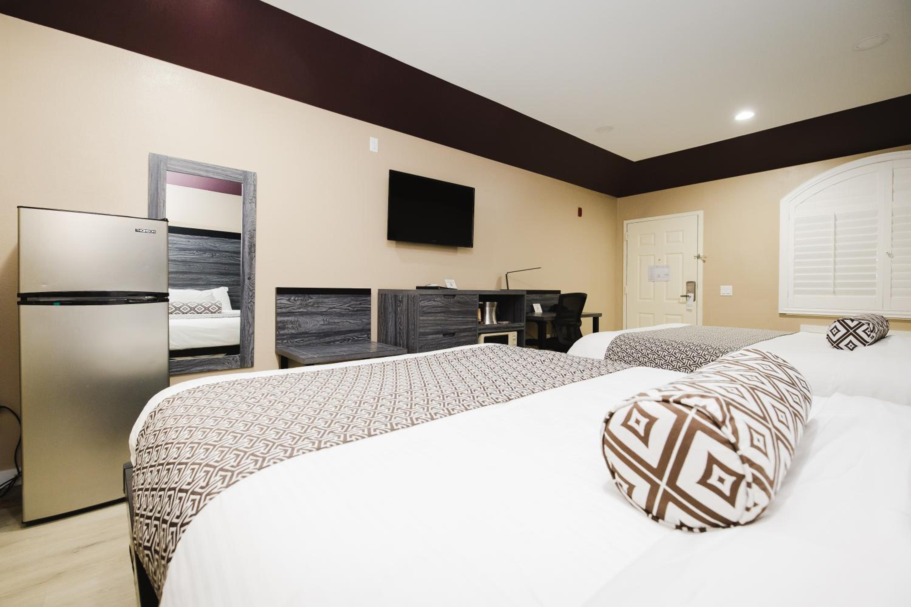 Queen Room with Two Queen Beds - Smoking - Photo 3