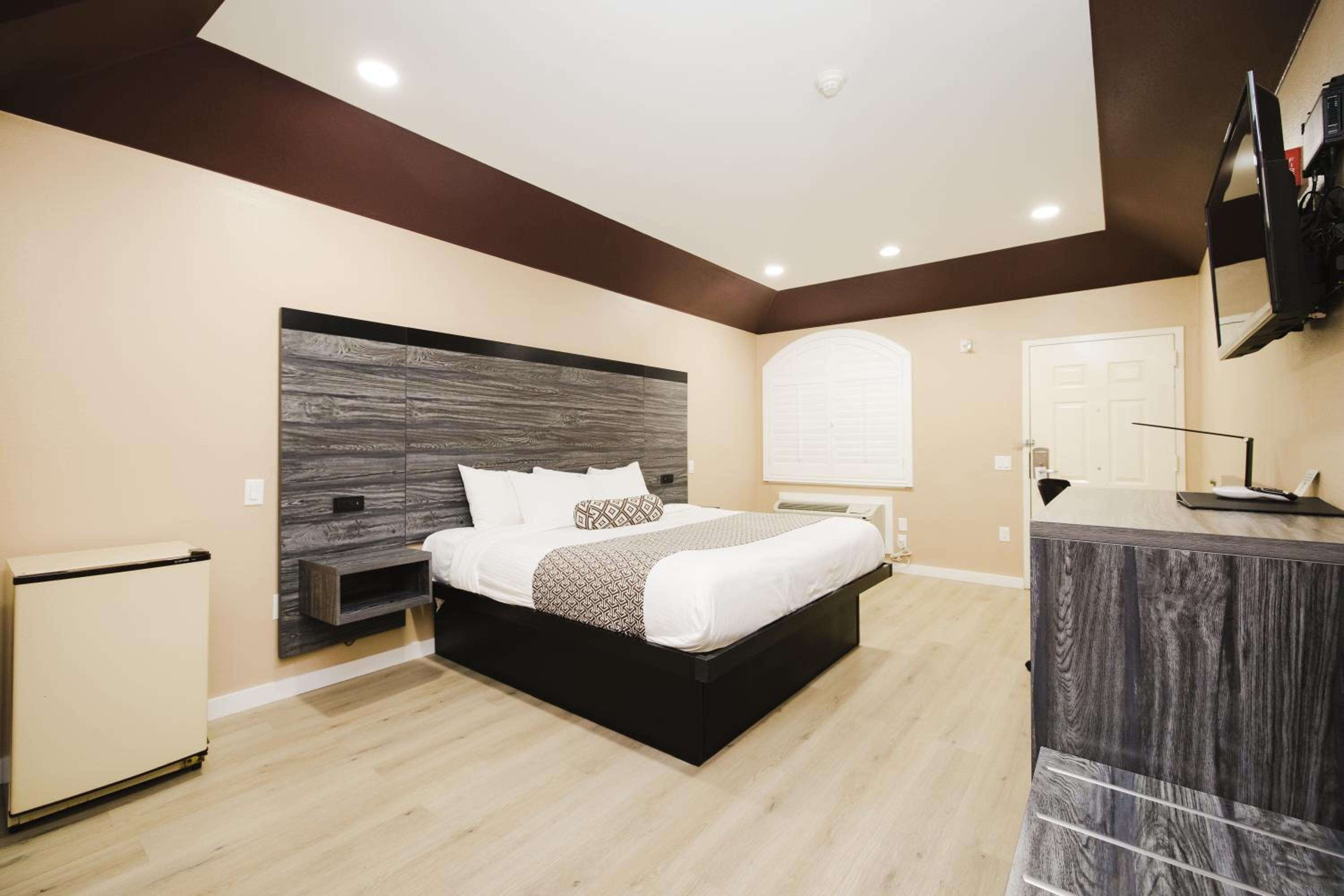 King Room - Non-Smoking - Photo 3