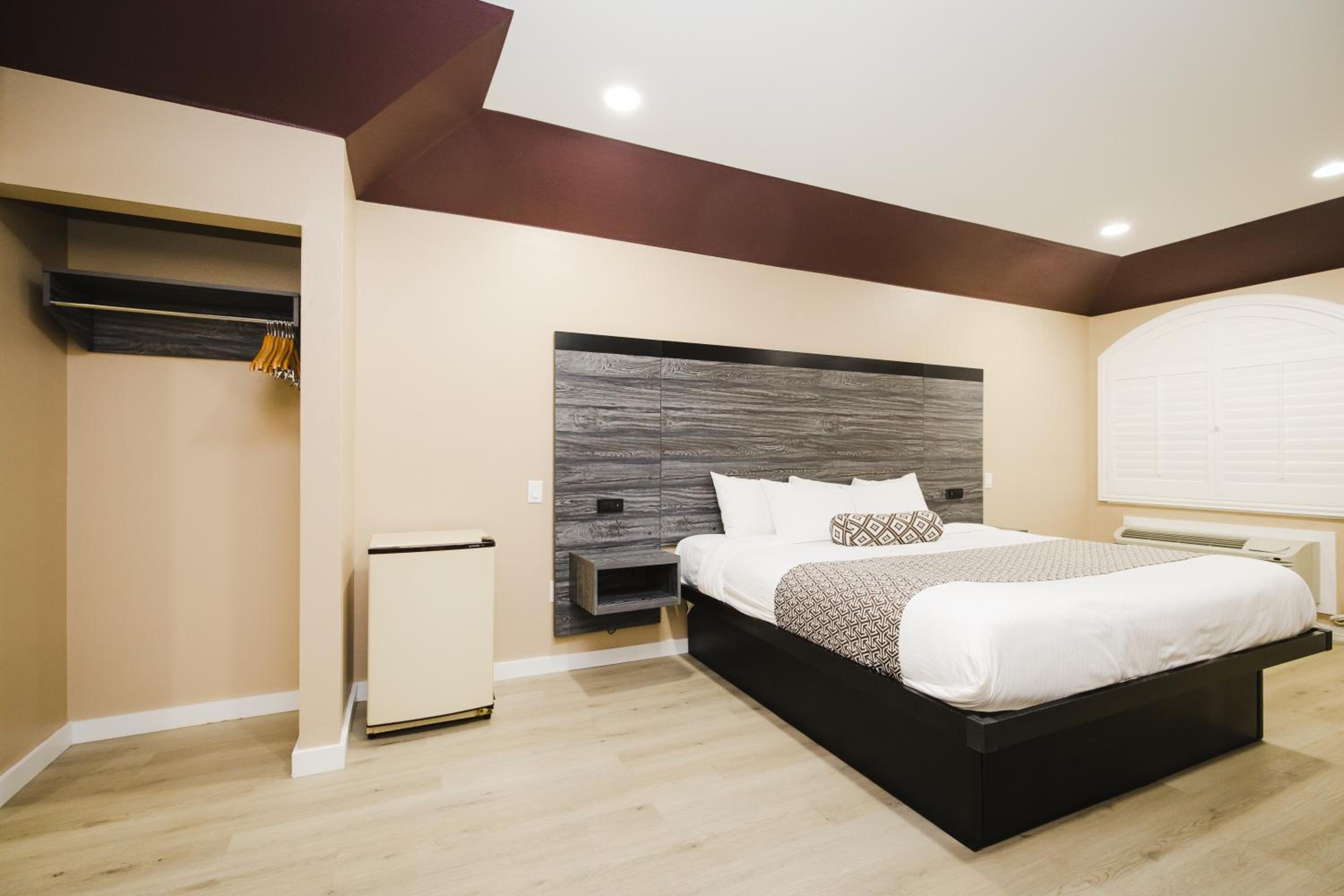 King Room - Non-Smoking - Photo 7