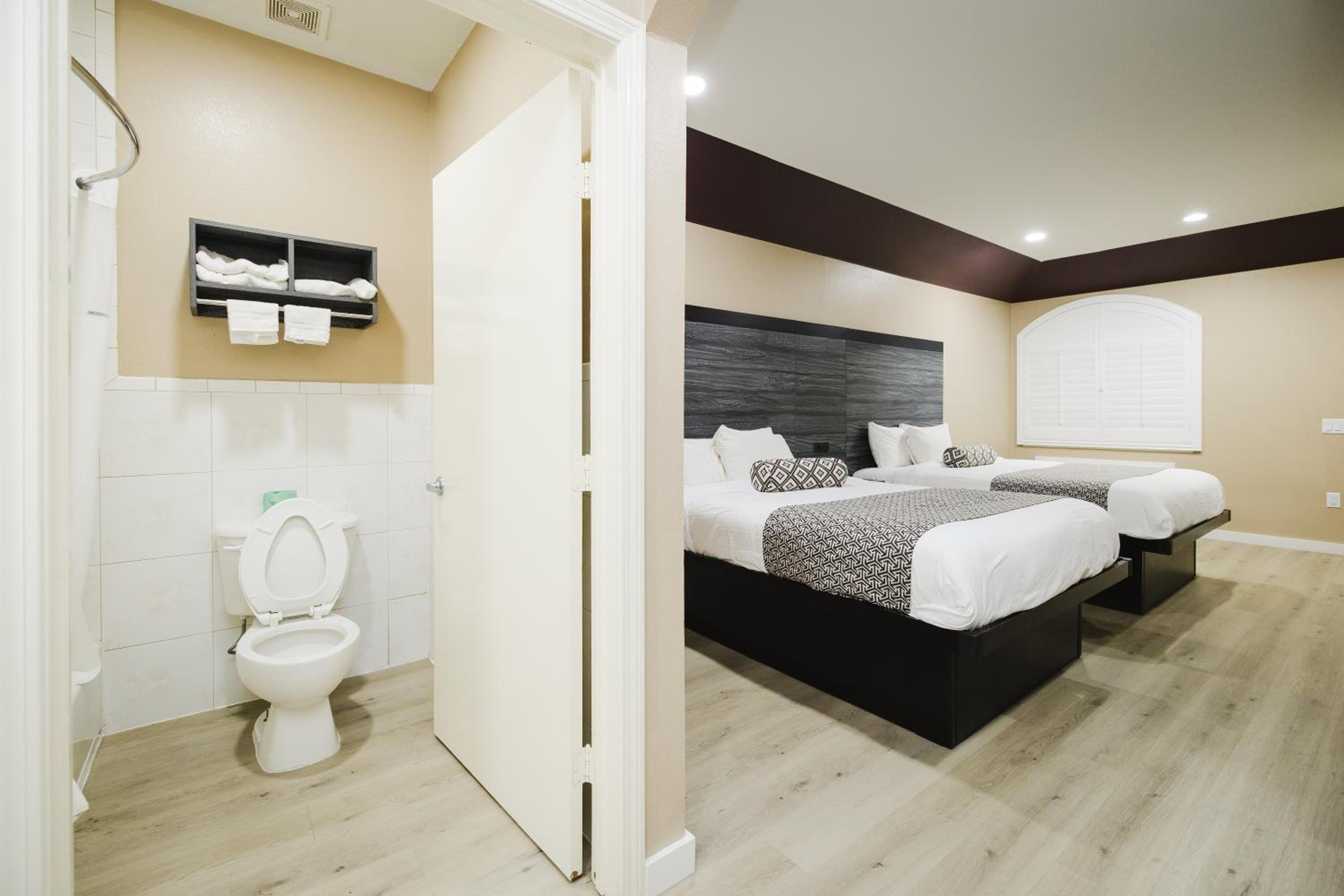 Queen Room with Two Queen Beds - Smoking - Photo 23