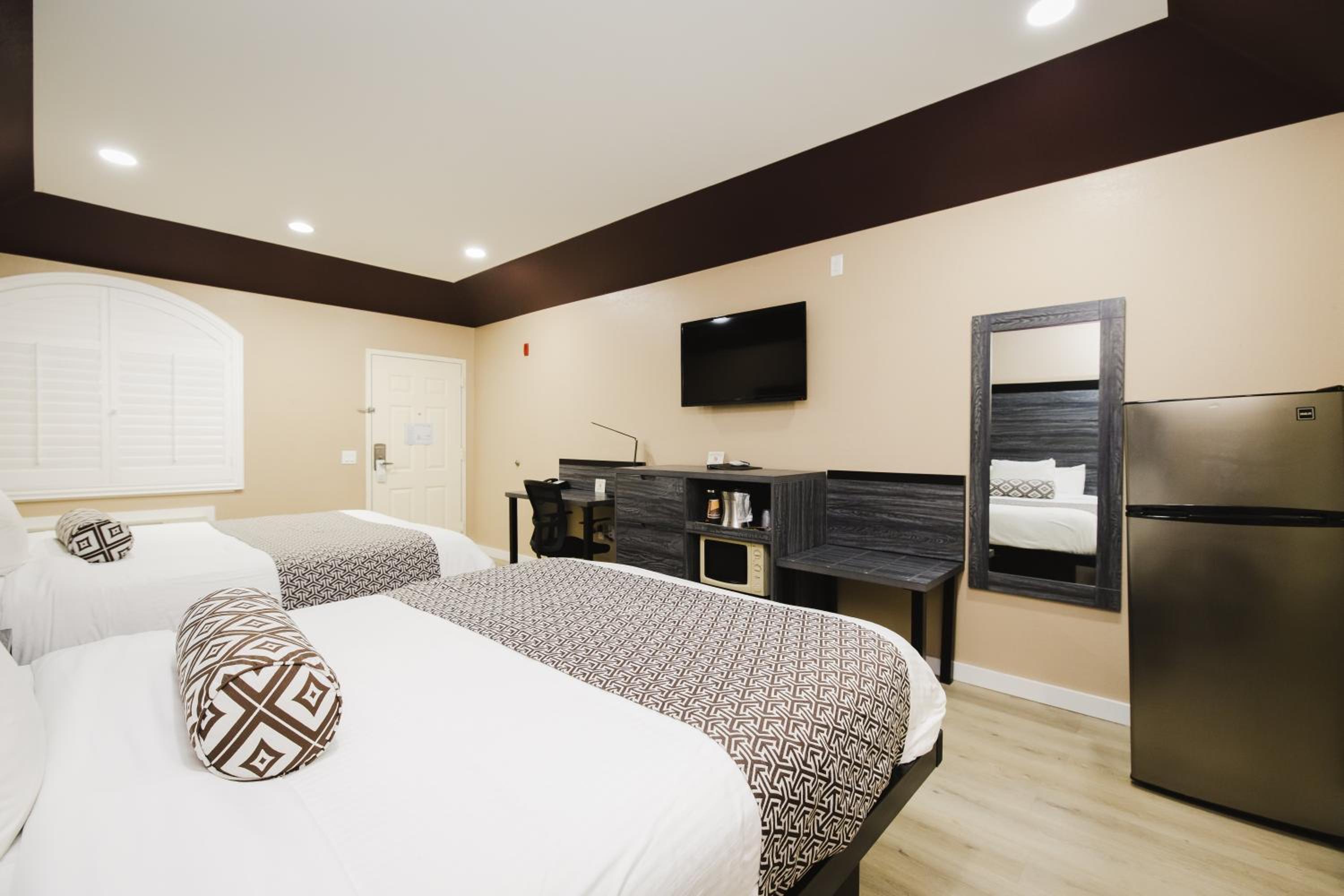 Queen Room with Two Queen Beds - Smoking - Photo 21