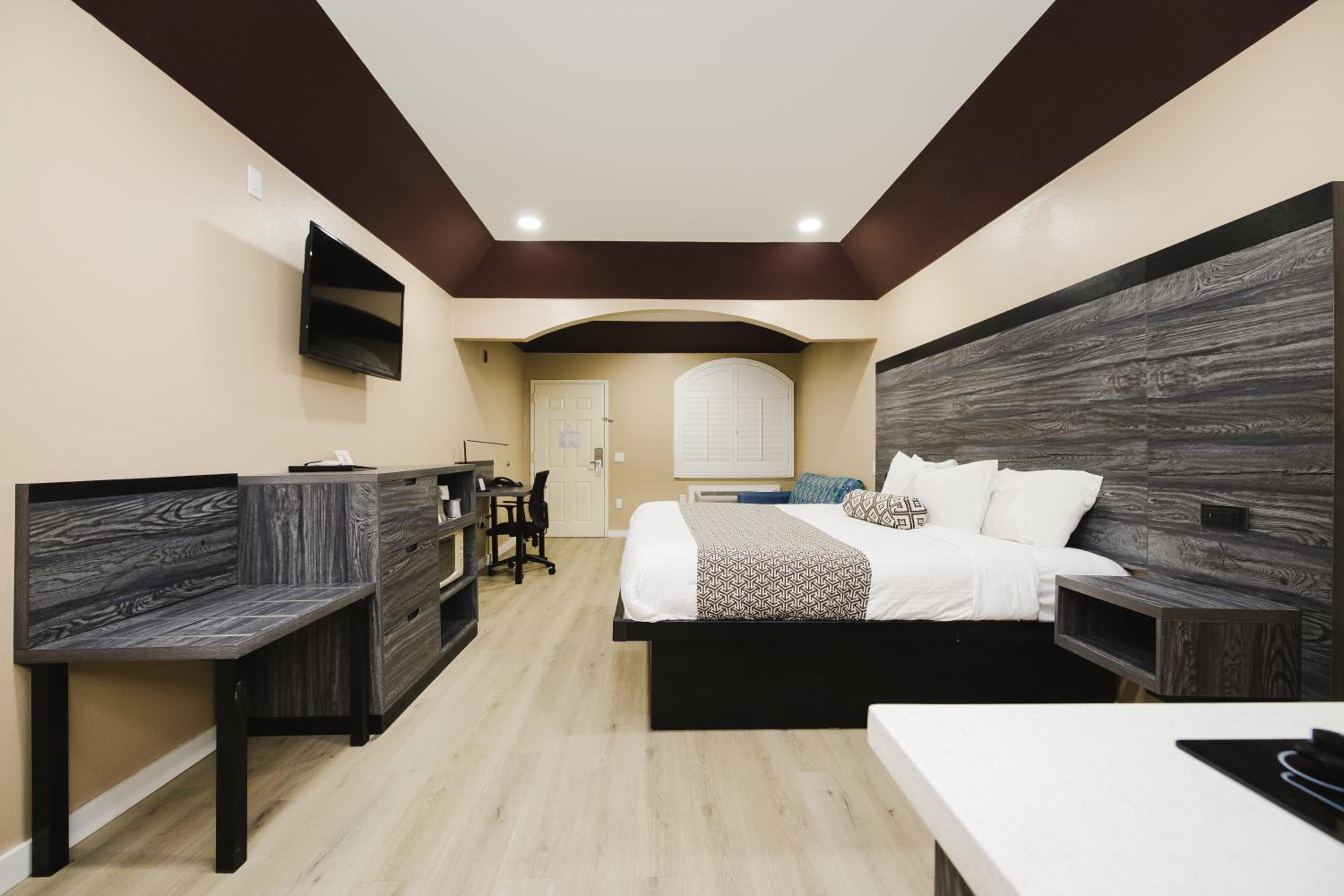 King Room - Non-Smoking - Photo 26