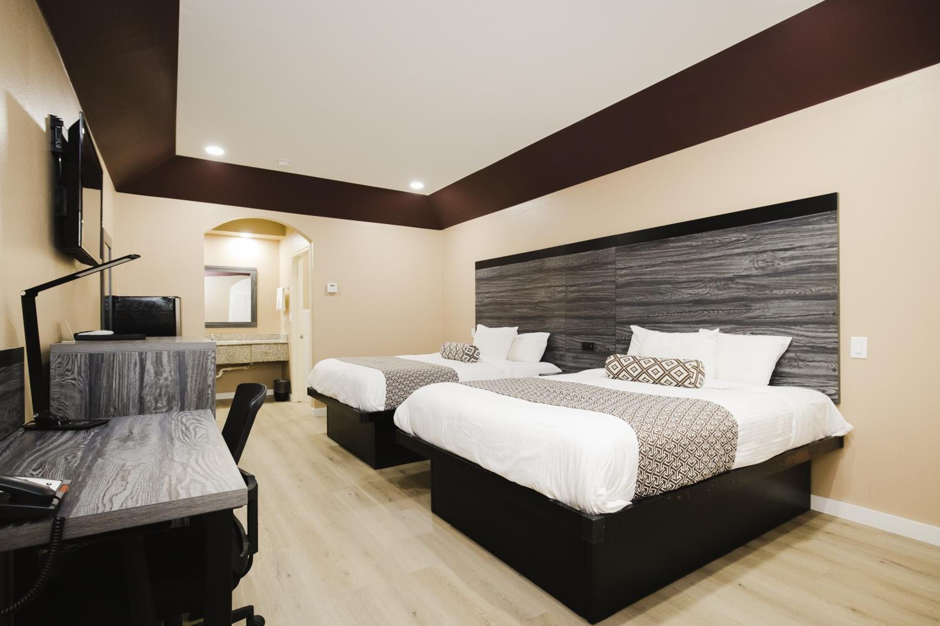 Queen Room with Two Queen Beds - Smoking - Photo 1