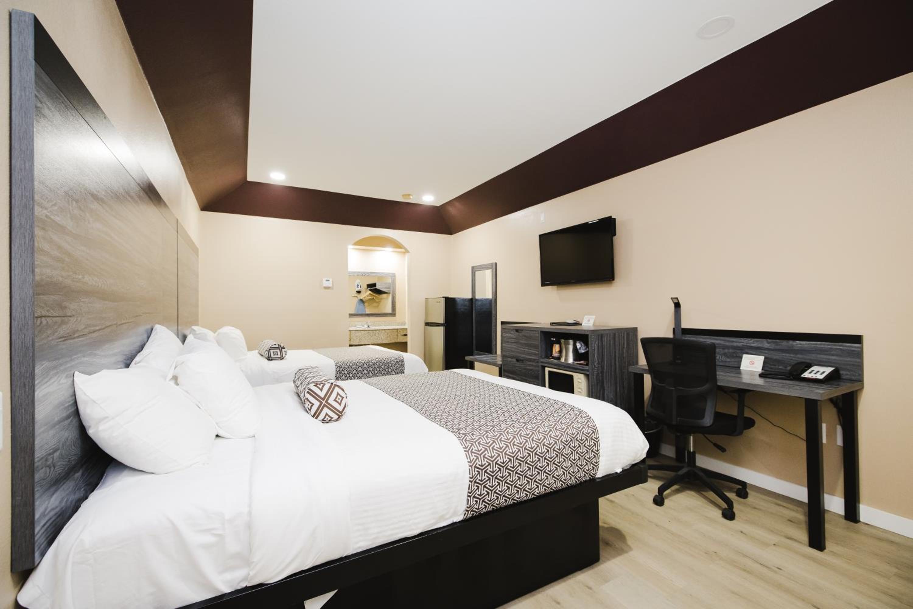 Queen Room with Two Queen Beds - Smoking - Photo 6