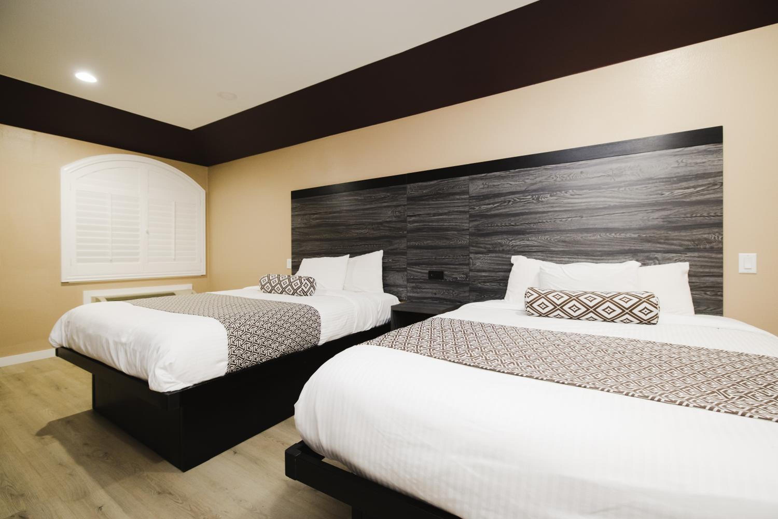 Queen Room with Two Queen Beds - Smoking - Photo 5