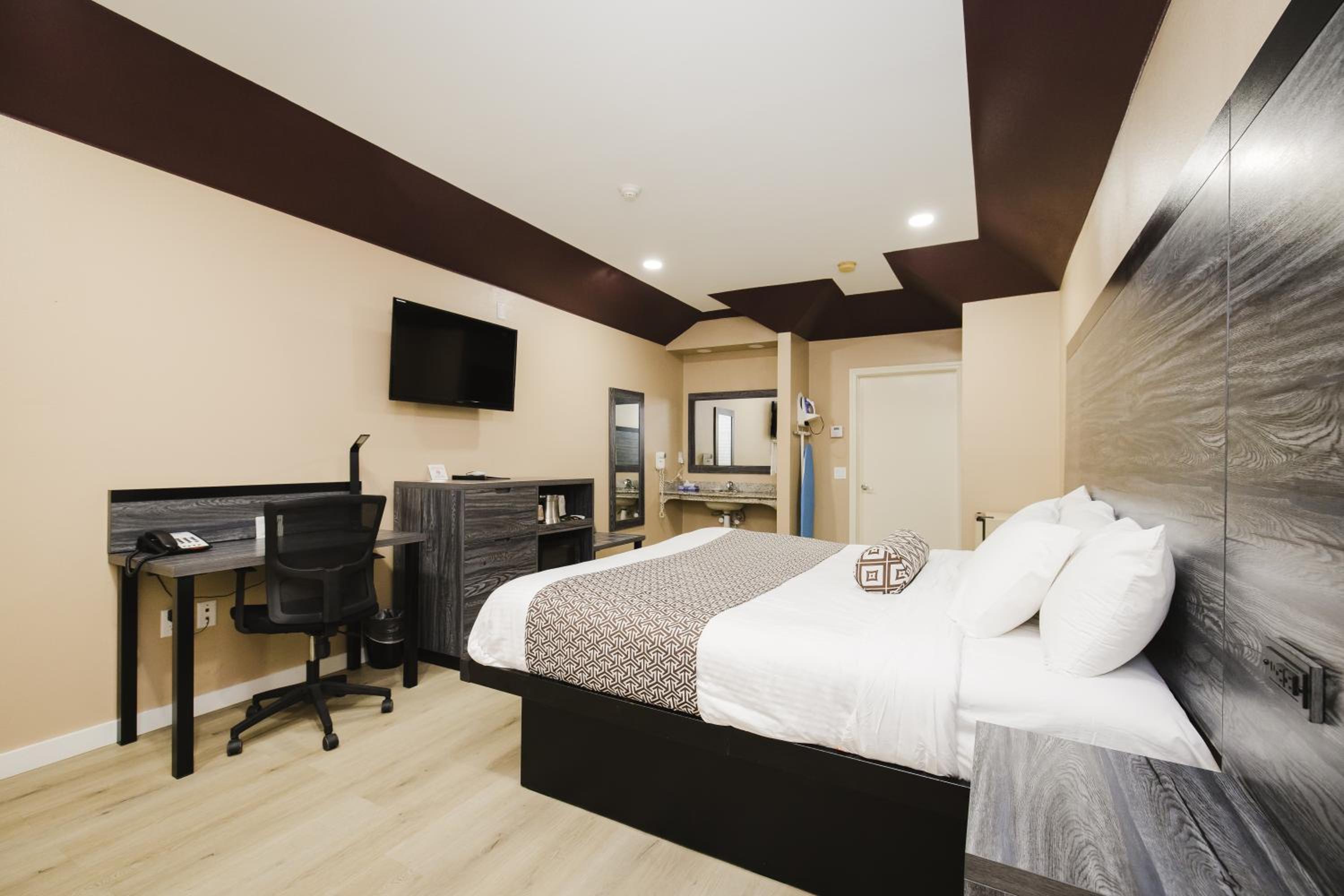 King Room - Non-Smoking - Photo 2