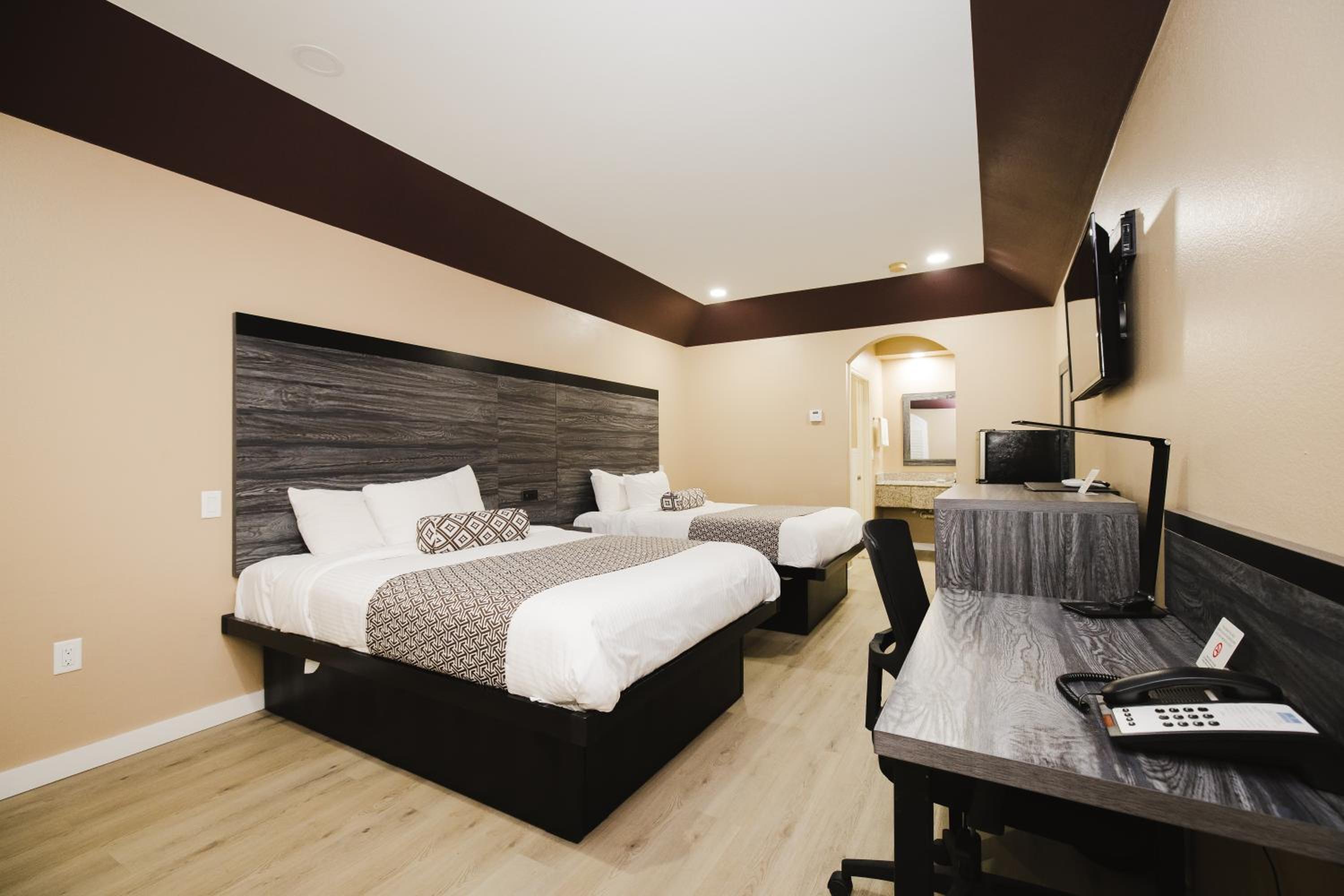 Queen Room with Two Queen Beds - Smoking - Photo 4