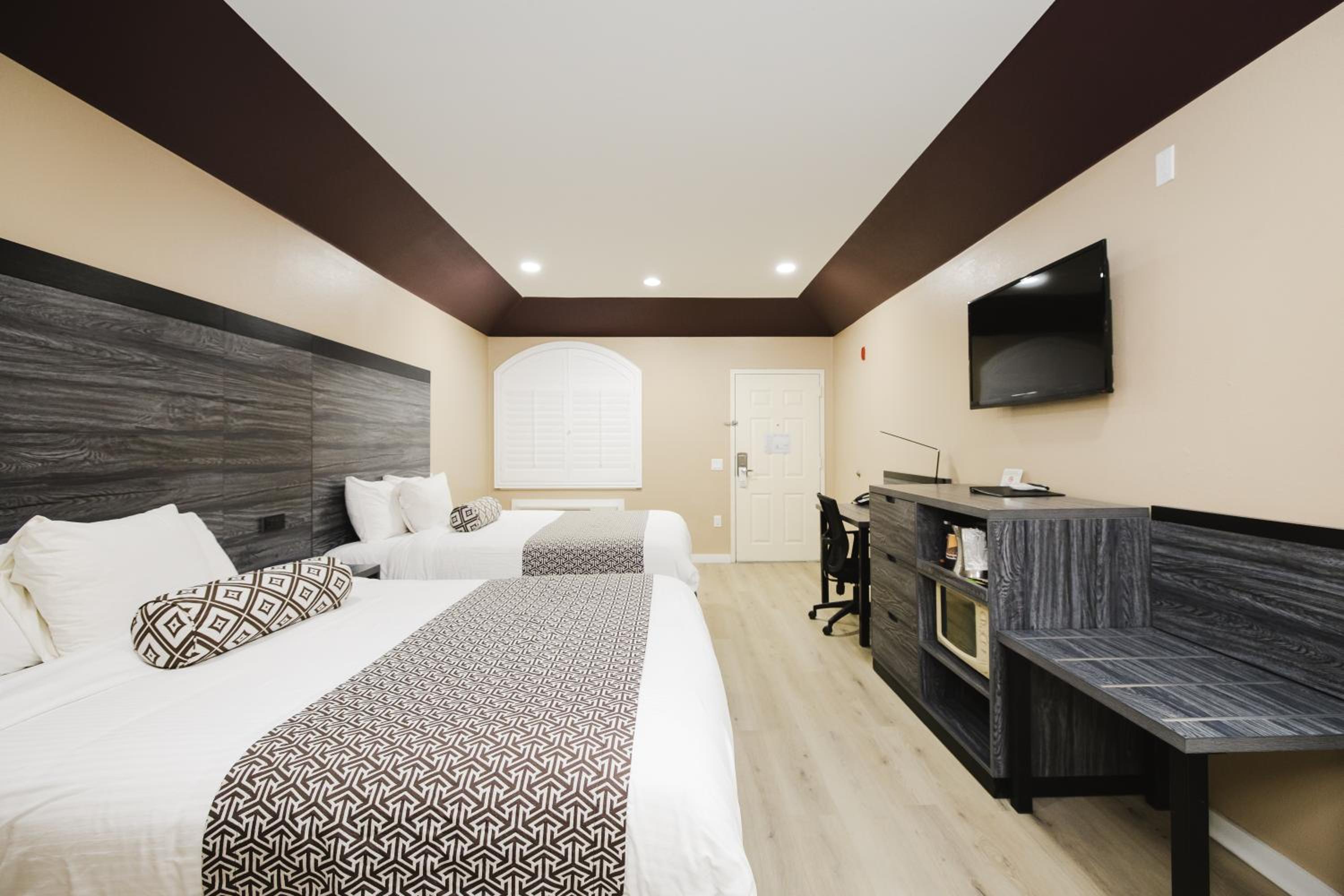 Queen Room with Two Queen Beds - Smoking - Photo 7