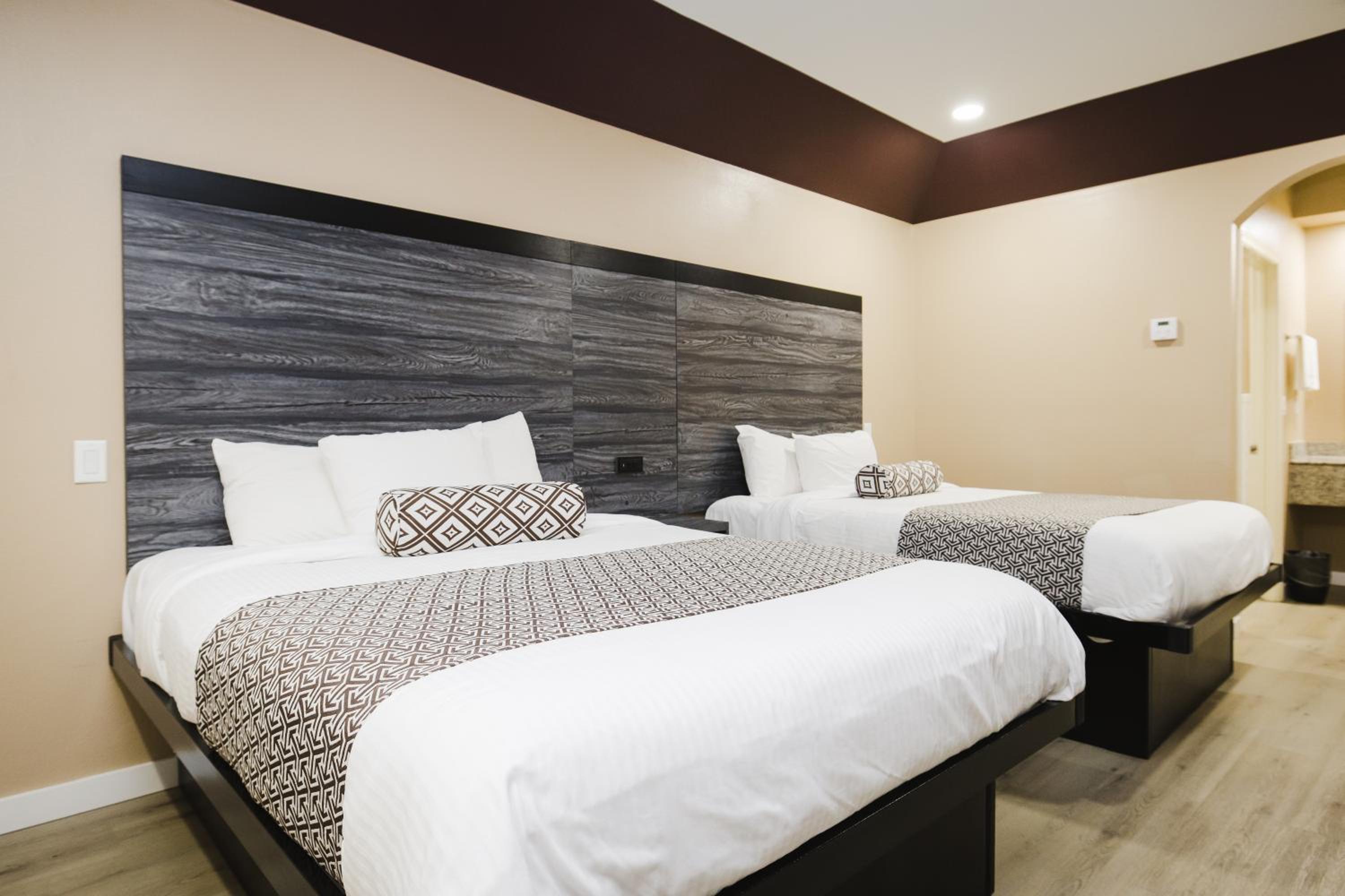 Queen Room with Two Queen Beds - Smoking - Photo 8