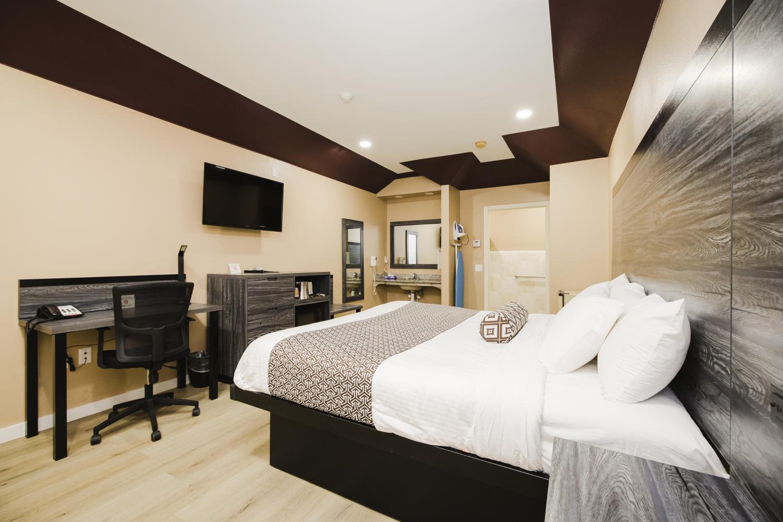 King Room - Non-Smoking - Photo 6