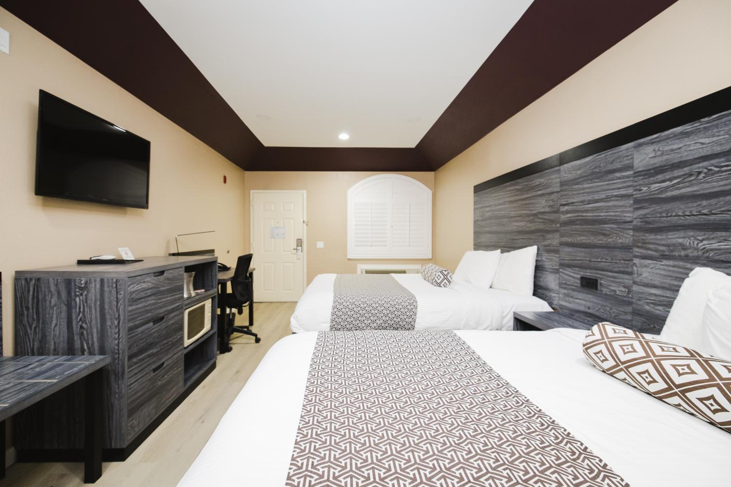 Queen Room with Two Queen Beds - Smoking - Photo 25