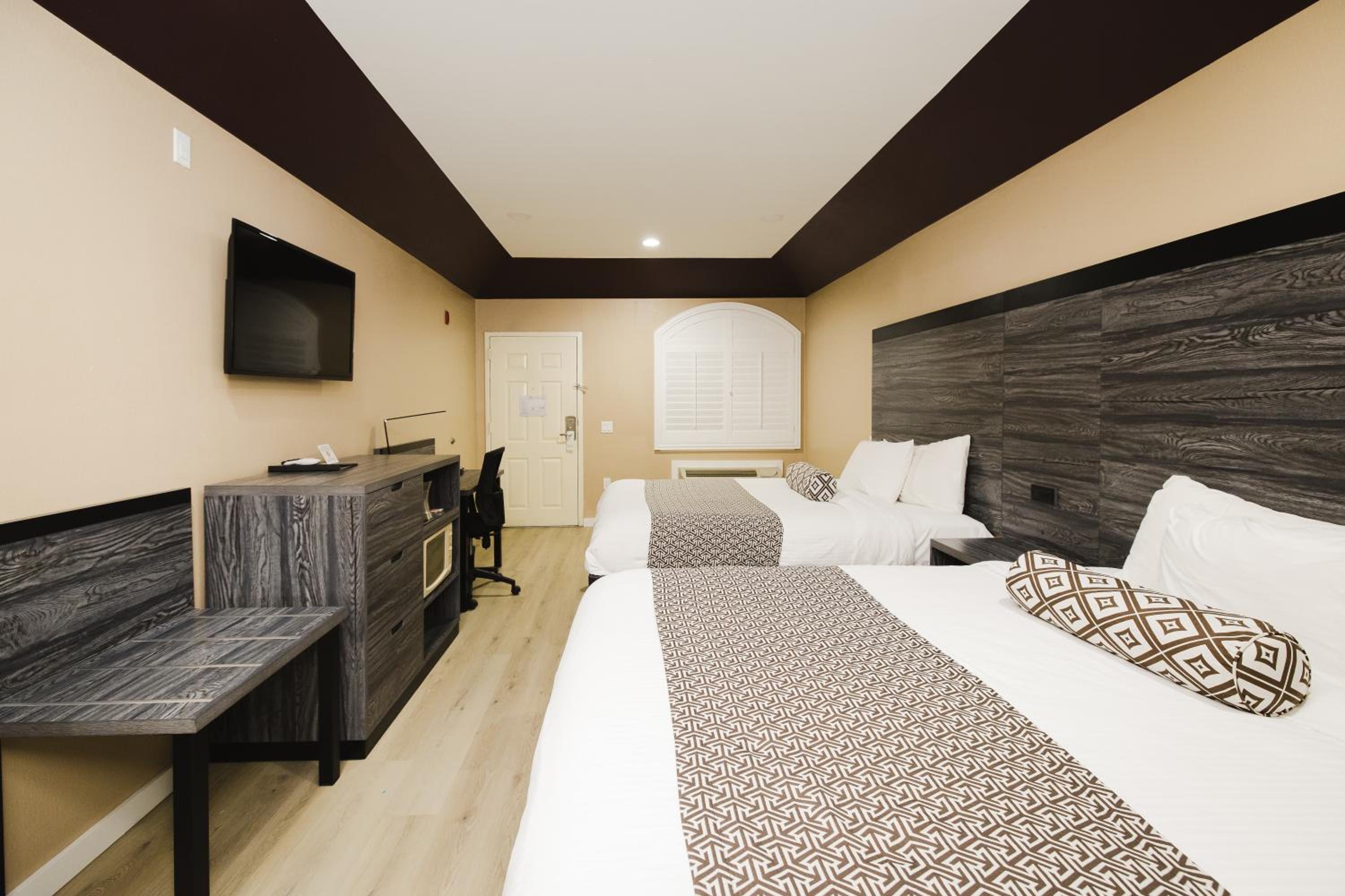 Queen Room with Two Queen Beds - Smoking - Photo 24