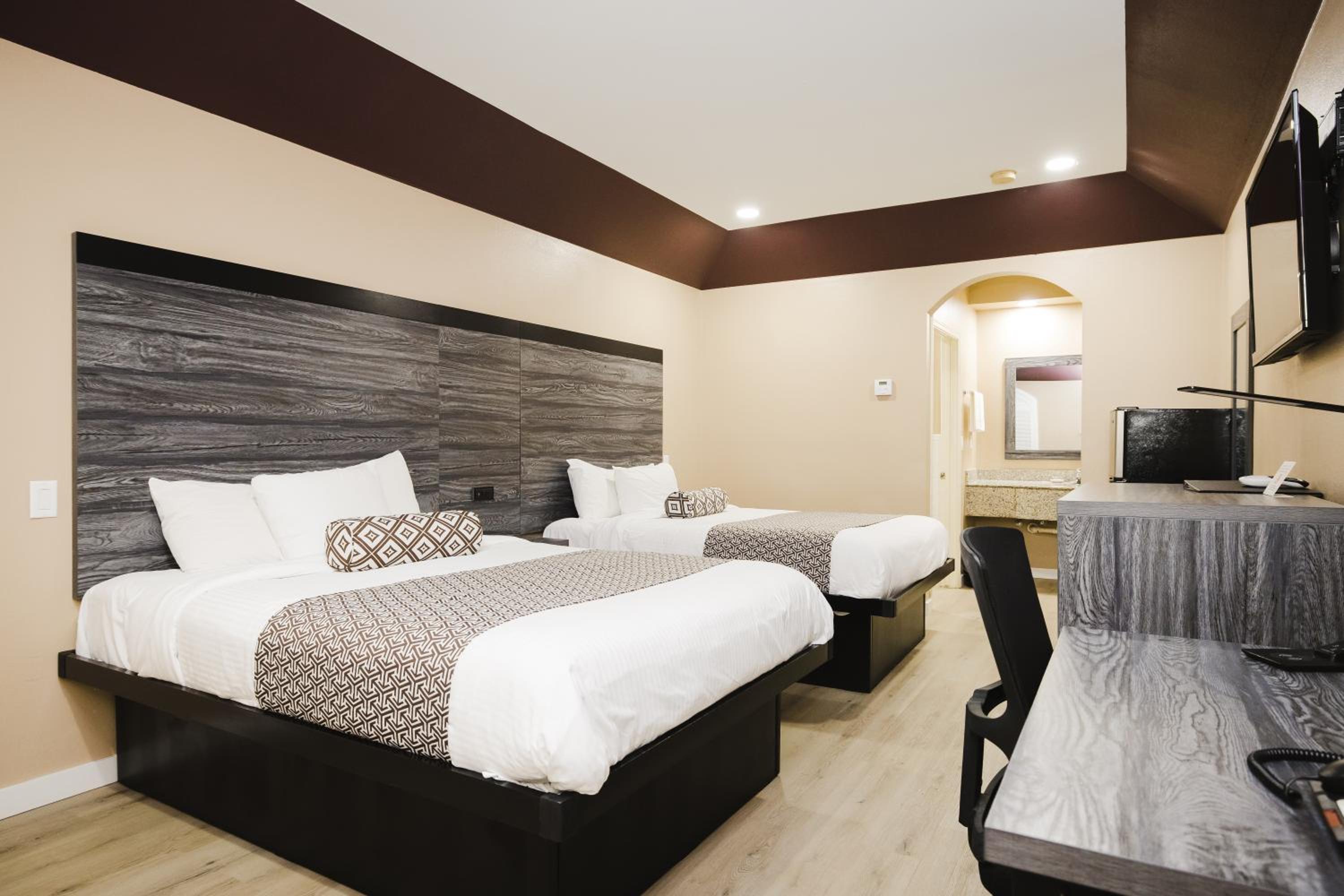 Queen Room with Two Queen Beds - Smoking - Photo 9