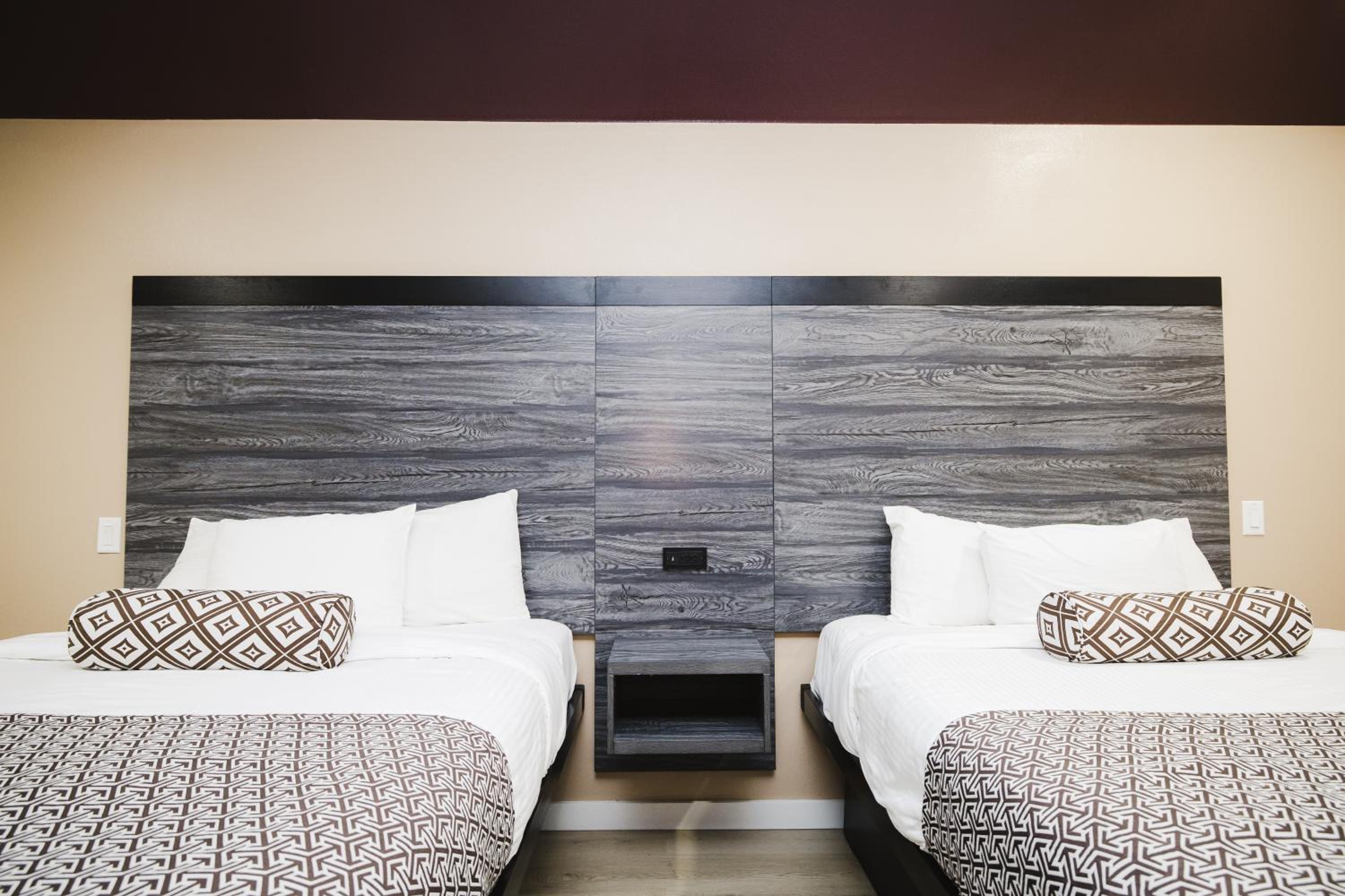 Queen Room with Two Queen Beds - Smoking - Photo 11