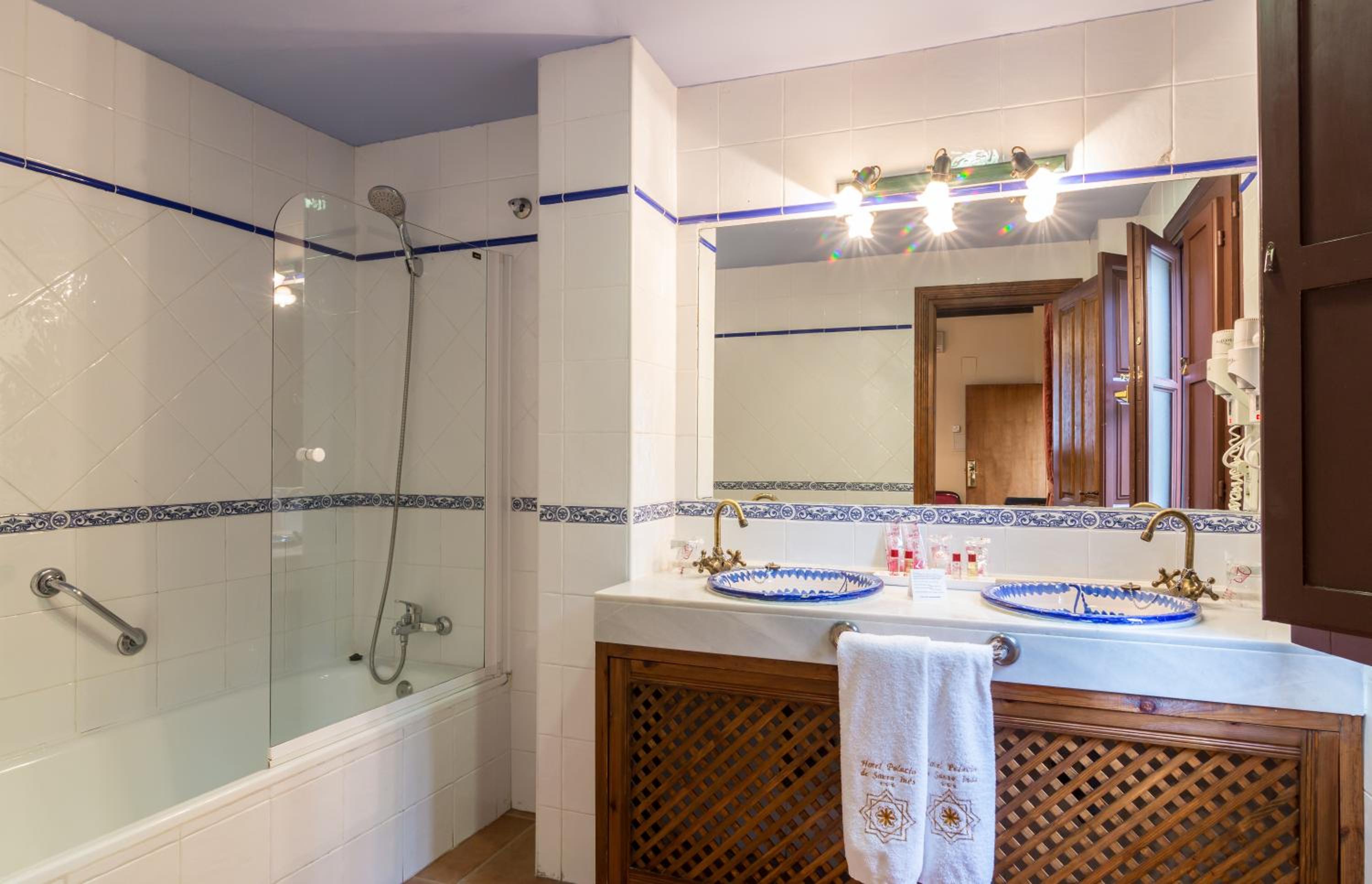 Double or Twin Room - Photo 6