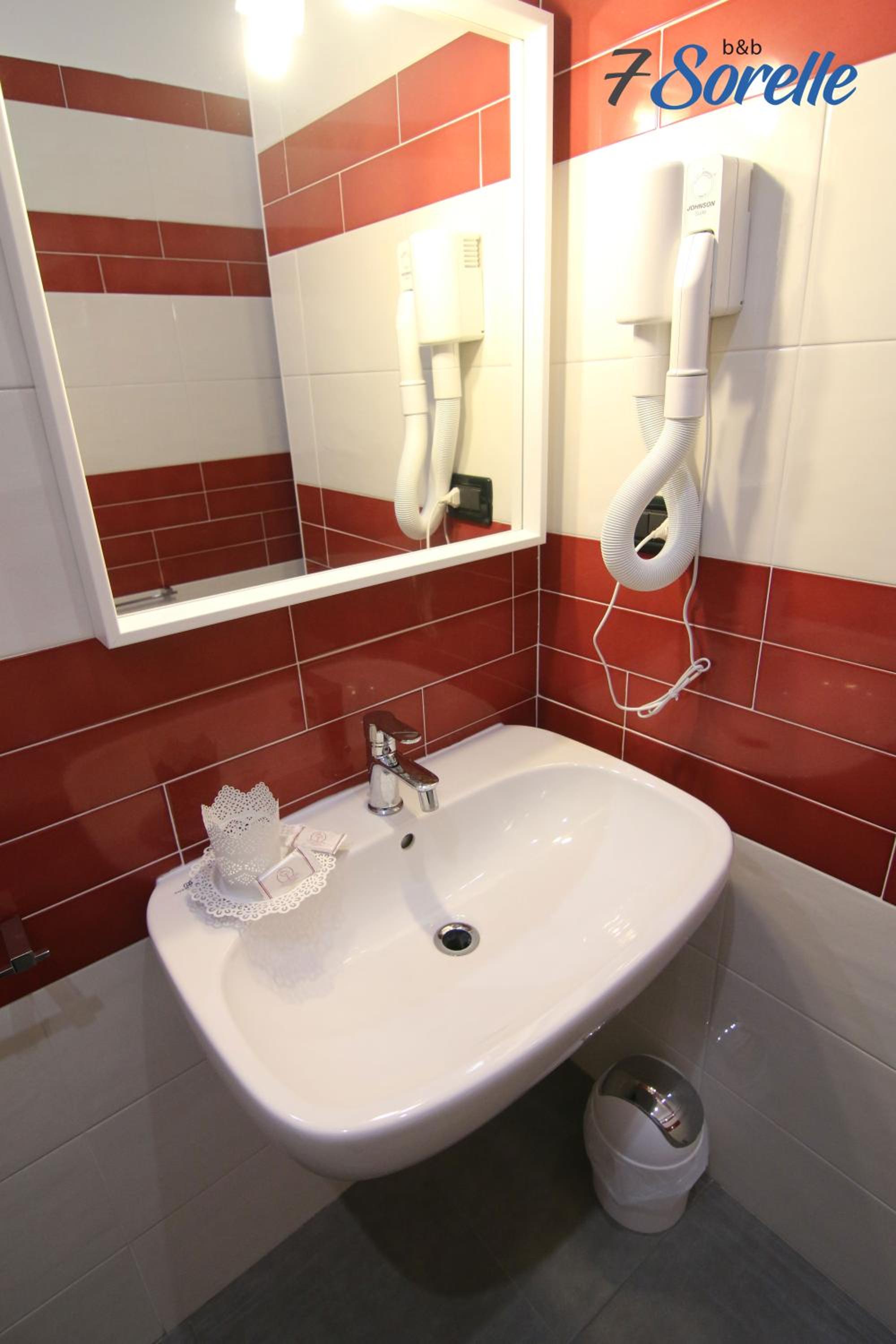Double Room - Photo 18
