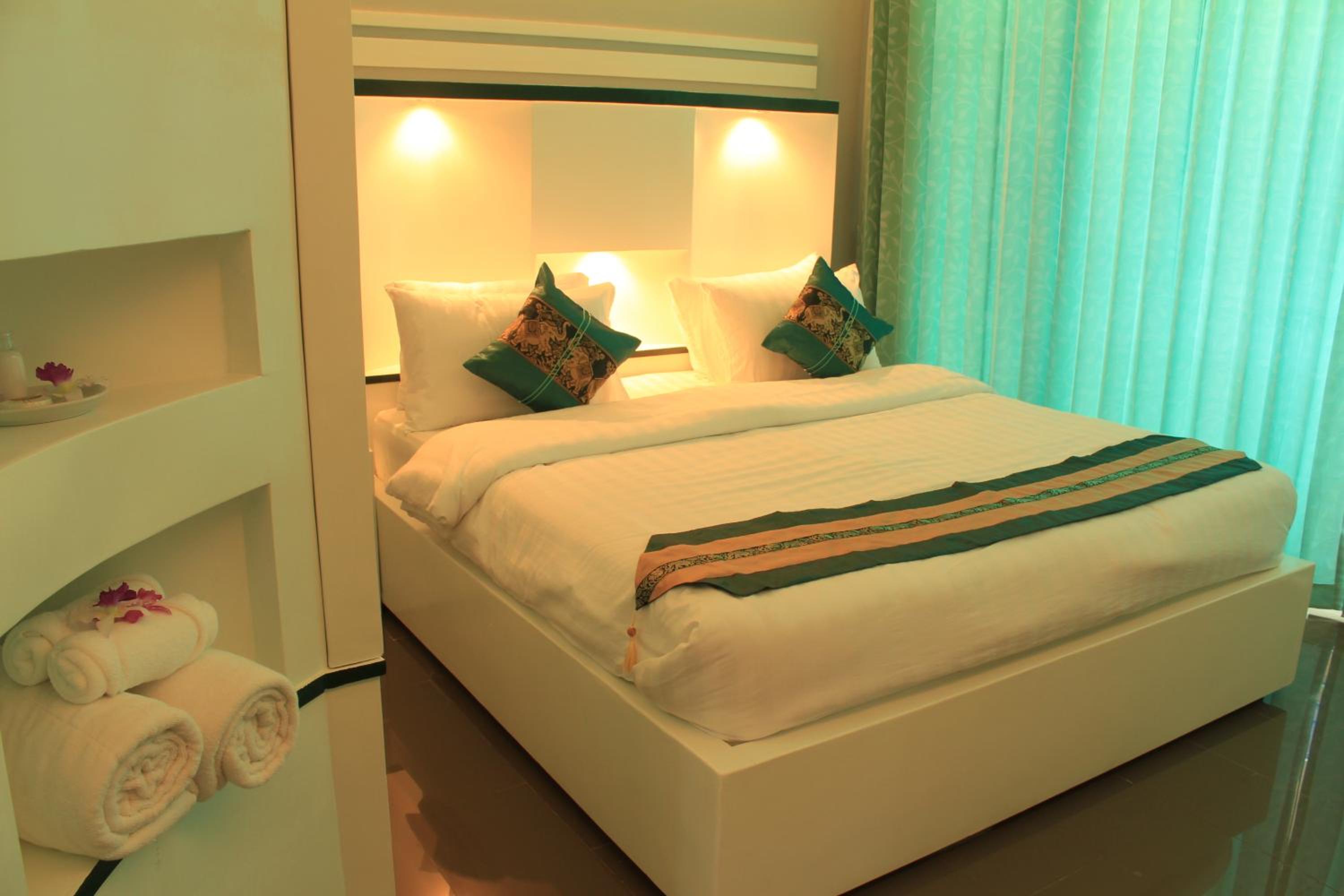 Deluxe Double or Twin Room - Photo 12